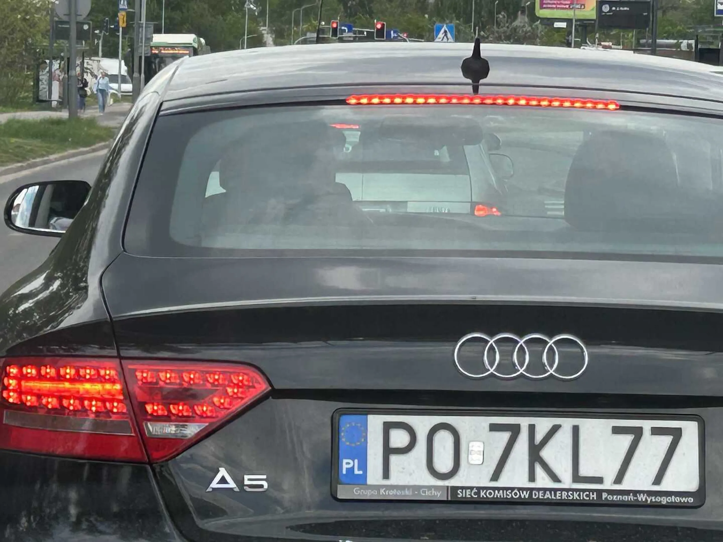 Zmusił do gwałtownego hamowania wyjeżdżając z podporządkowanej, przez otwarte okno rzucił jeszcze "wypierdalaj" i wymachiwał coś łapami. Łysy burak z czarnego Audi A5. PO7KL77