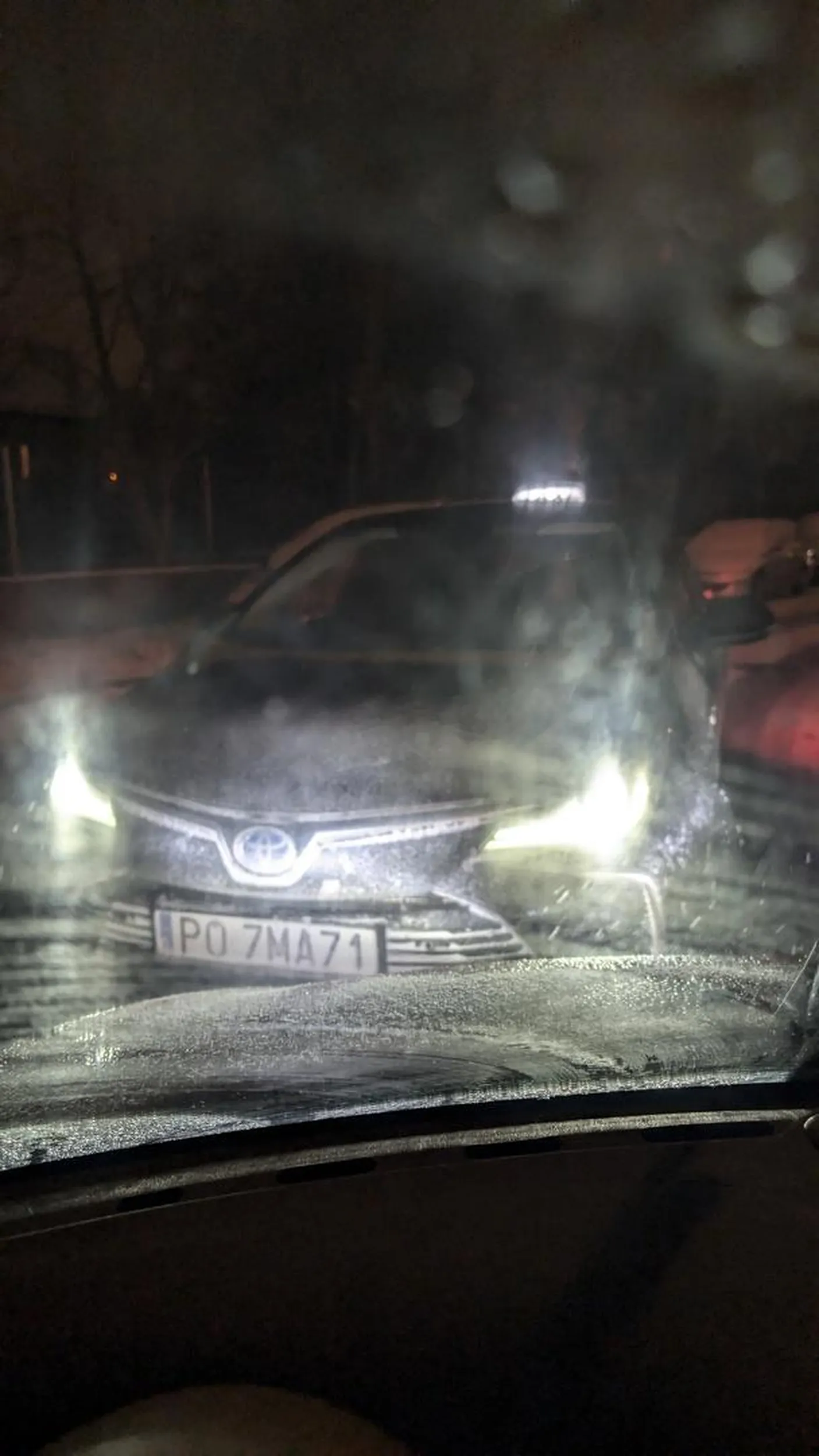 Pani taksówkarka która na osiedlowej drodze nie potrafi zjechać przed zaspę śniegu aby się minąć. Zamiast tego oczekuje że kierowca z naprzeciwka będzie się cofał aby ją przepuścić, mimo, że zaspa jest po jej stronie drogi. Dodatkowo jest bardzo agresywna, wyskakuje z auta i próbuje zaczepiać, wyzywać.