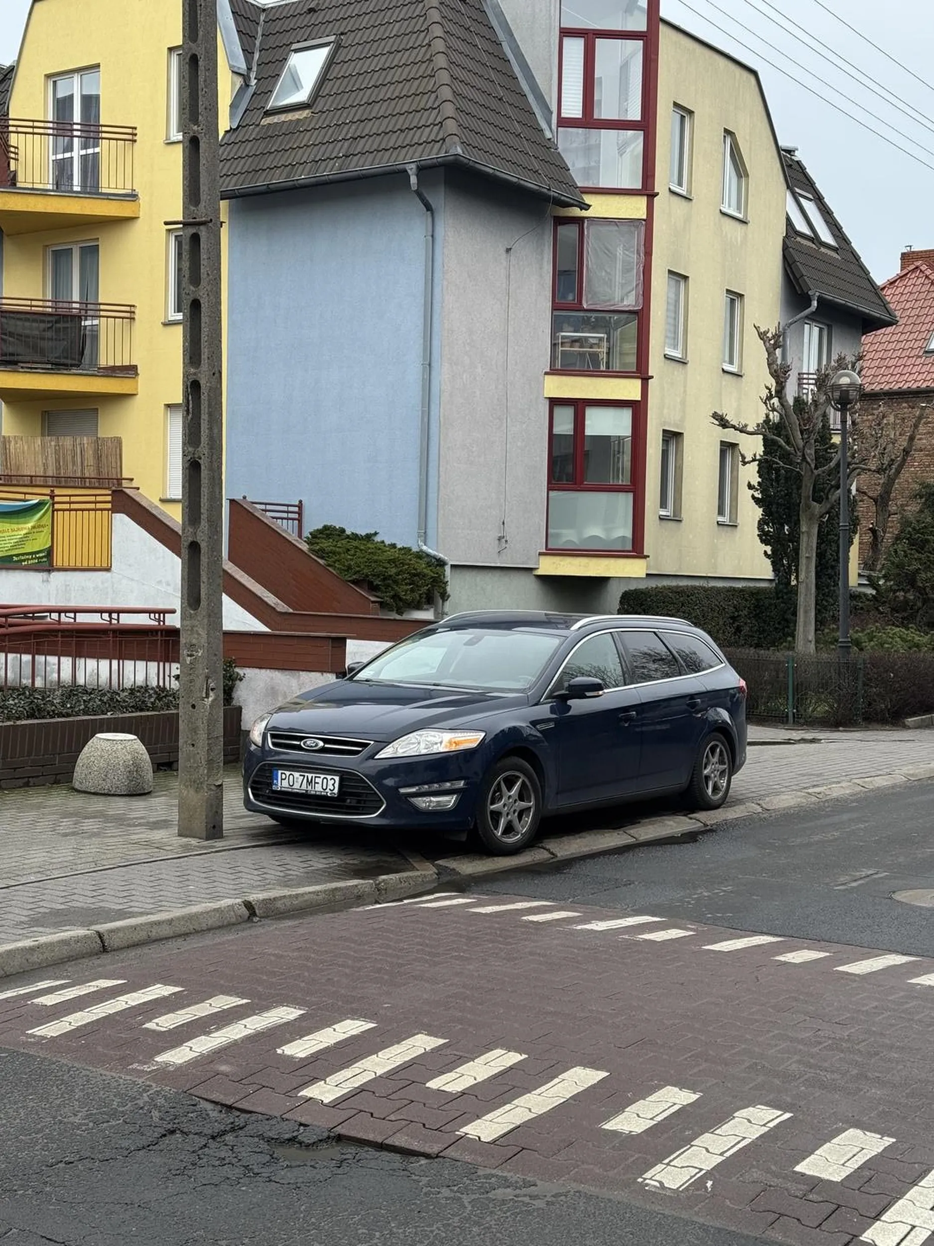 Stoi na awaryjkach ponad godzine