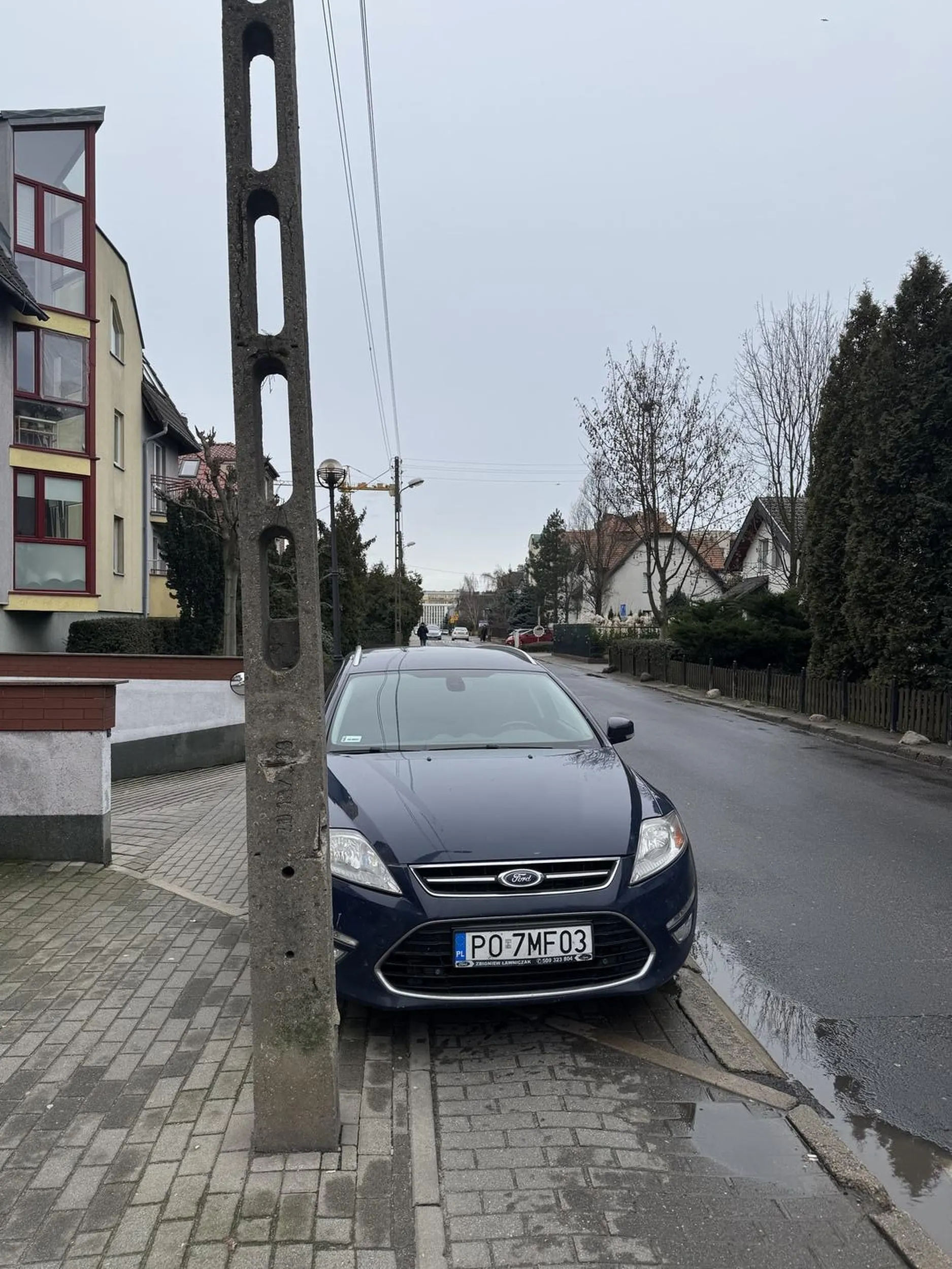 Stoi na awaryjkach ponad godzine