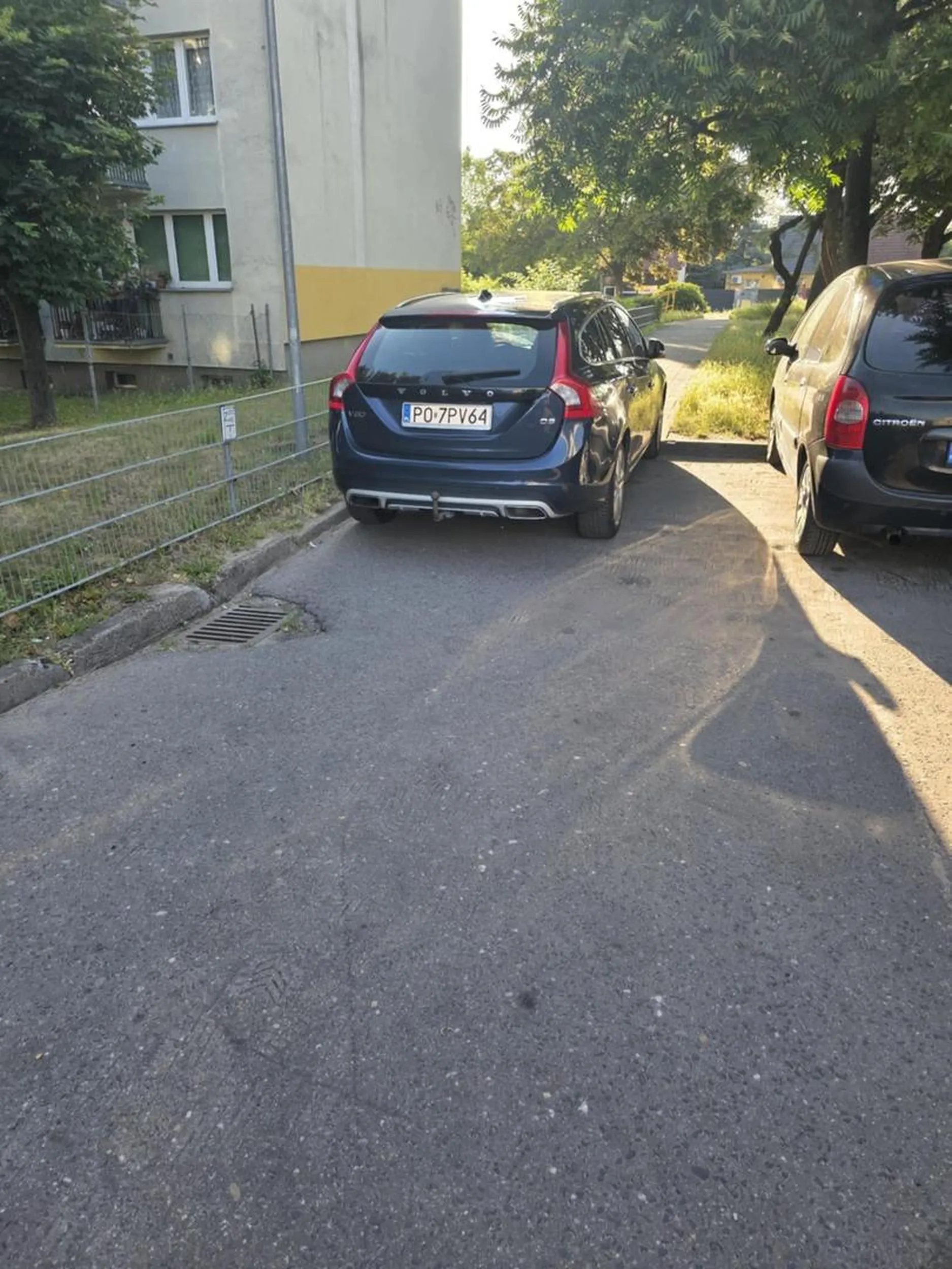 Dla tego wizjonera, koniec chodnika to nie jest miejsce, gdzie pieszy bezpiecznie schodzi na jezdnię (lub przechodzi na drugi chodnik). To jest prywatna, asfaltowa puenta jego podróży, oznaczająca: „Dalej nie idziecie! Koniec waszego spaceru, dalej jest tylko jezdnia i mój wielki, błyszczący samochód!”