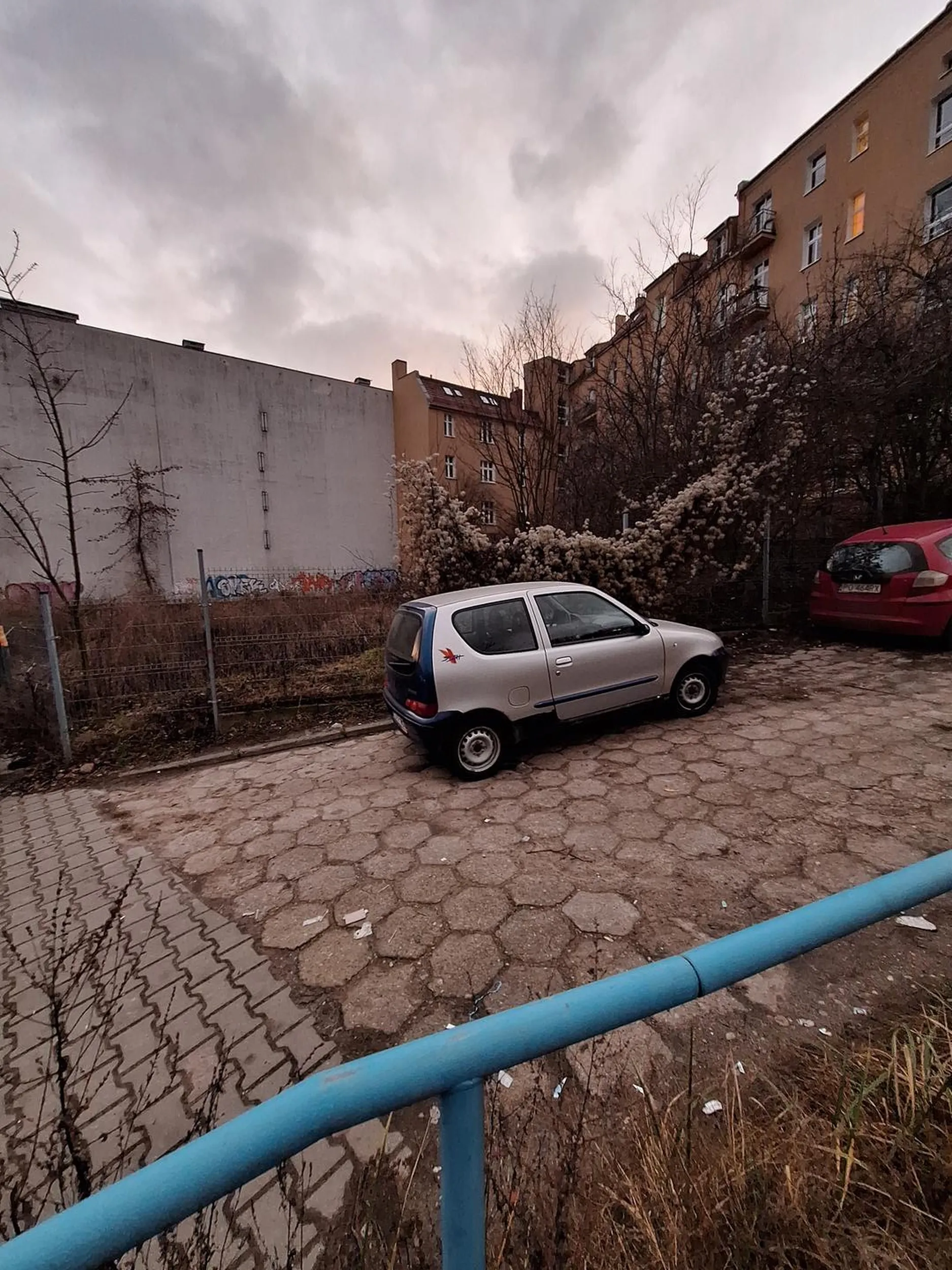 mała szkodliwość czynu a jednak egoistyczne, bo gdyby zaparkował jak na takiego pierdka przystało to jeszcze ktoś by się za nim zmieścił:)