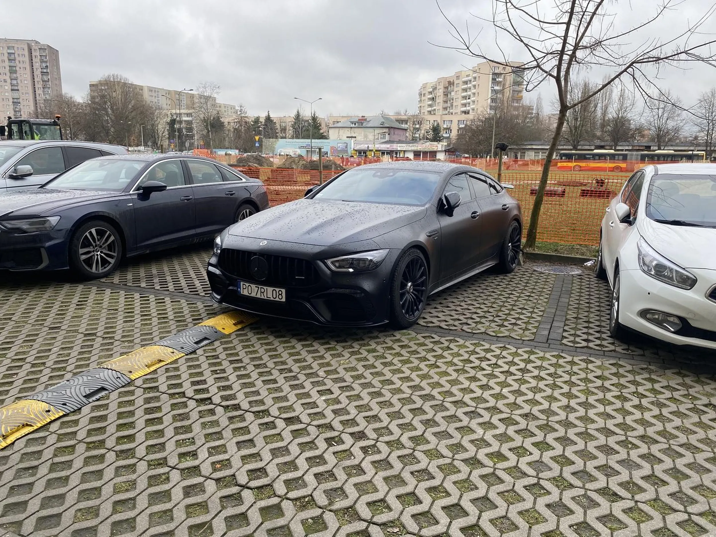 Ja nie polecam - bo to kretyn który nie umie parkować . Parkuje tak żeby zajać na ukos 2 miejsca żeby przypadkiem ktoś obok nie stanął. Tylko kretyny tak robią.
