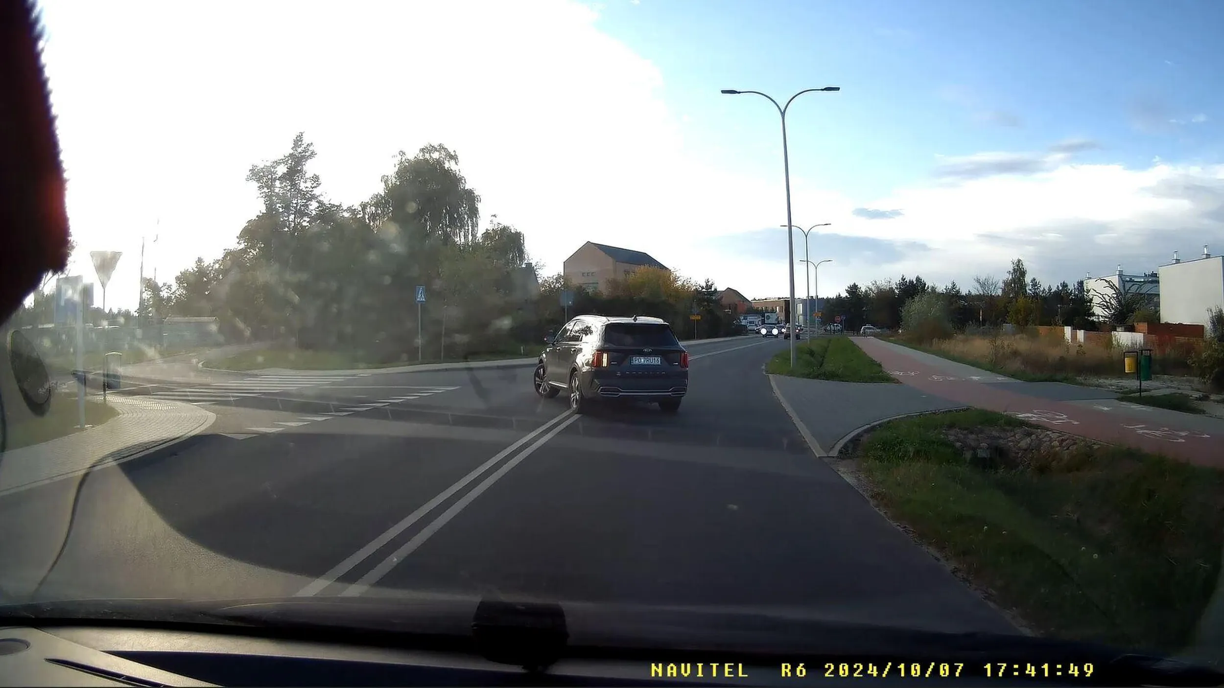 Bezczelnie wpycha się w lukę między samochodami stojącymi w korku przed przejazdem kolejowym w Palędziu.