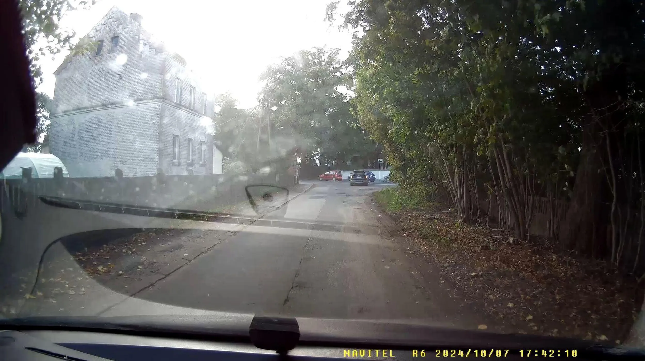 Bezczelnie wpycha się w lukę między samochodami stojącymi w korku przed przejazdem kolejowym w Palędziu.