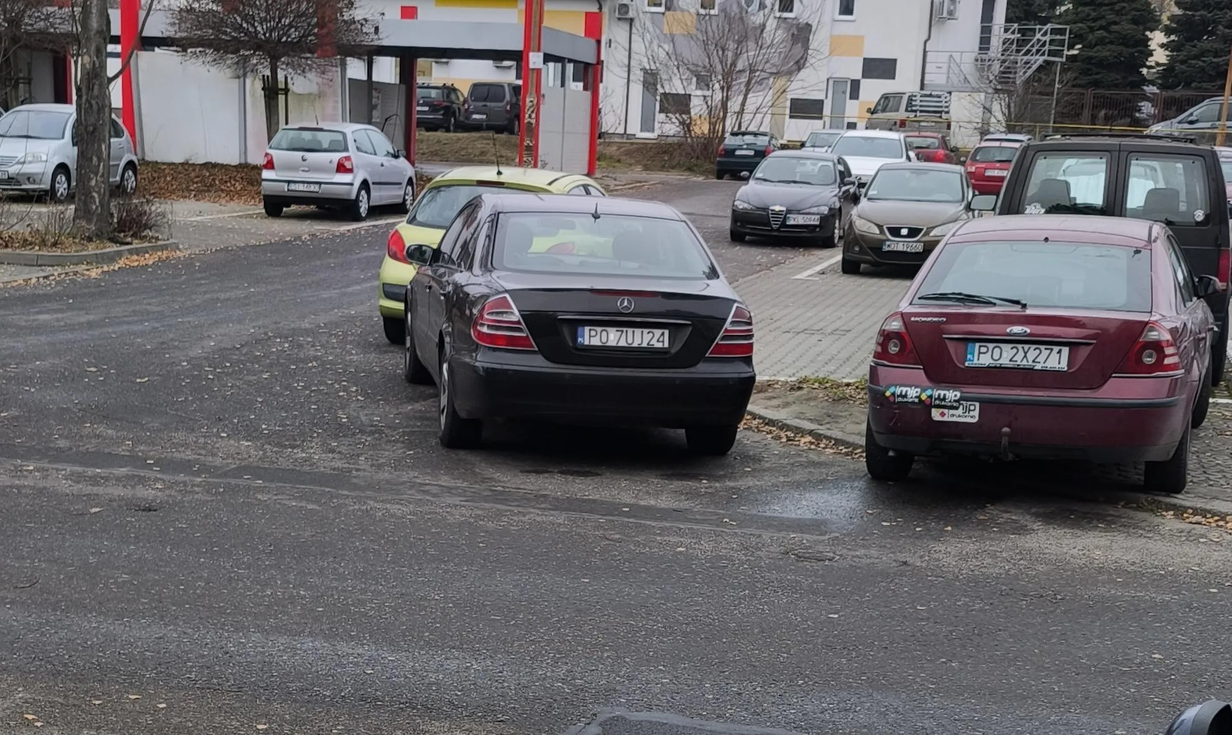 Fantazyjne parkowanie na skrzyzowaniu