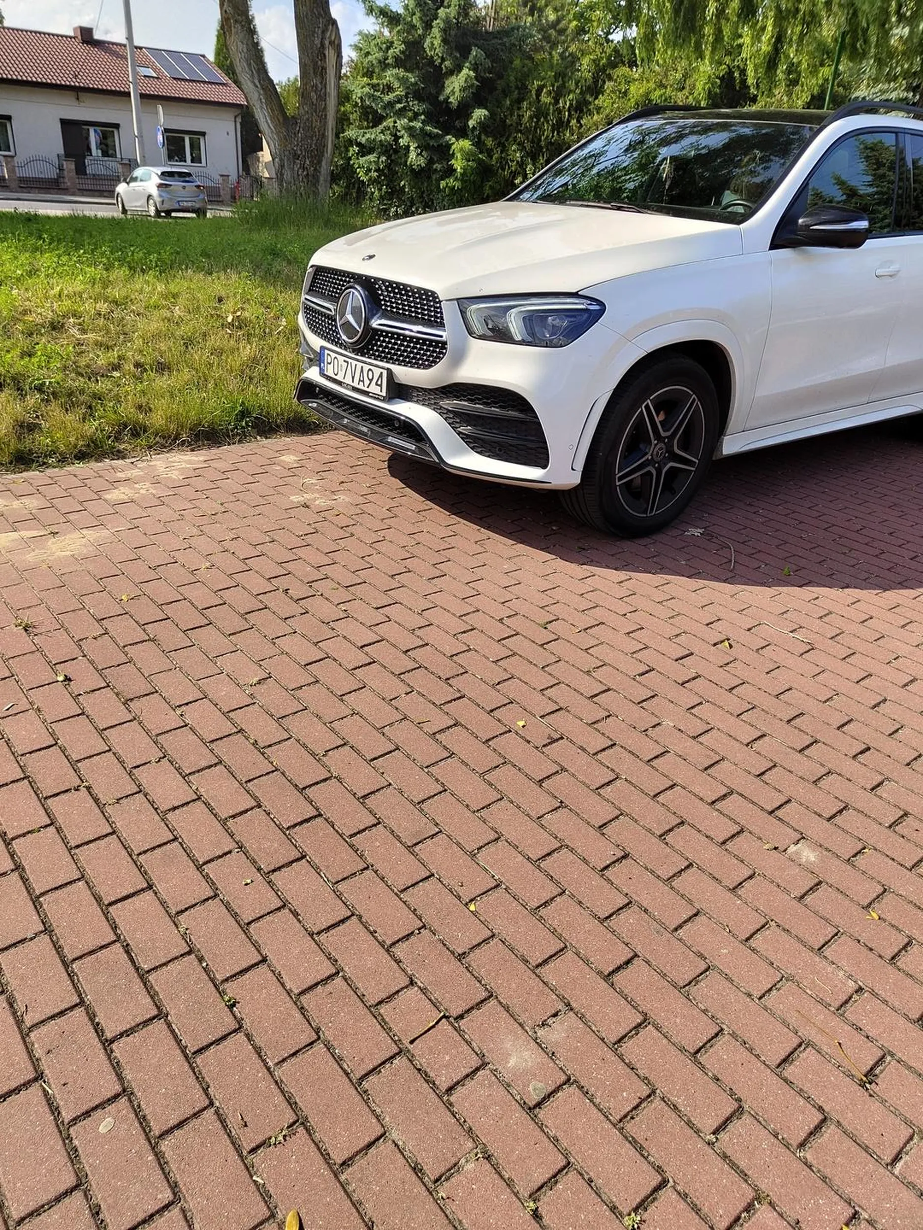 Auto może i ładne, ale stoi po 15 minut na włączonym silniku i zanieczyszcza powietrze.