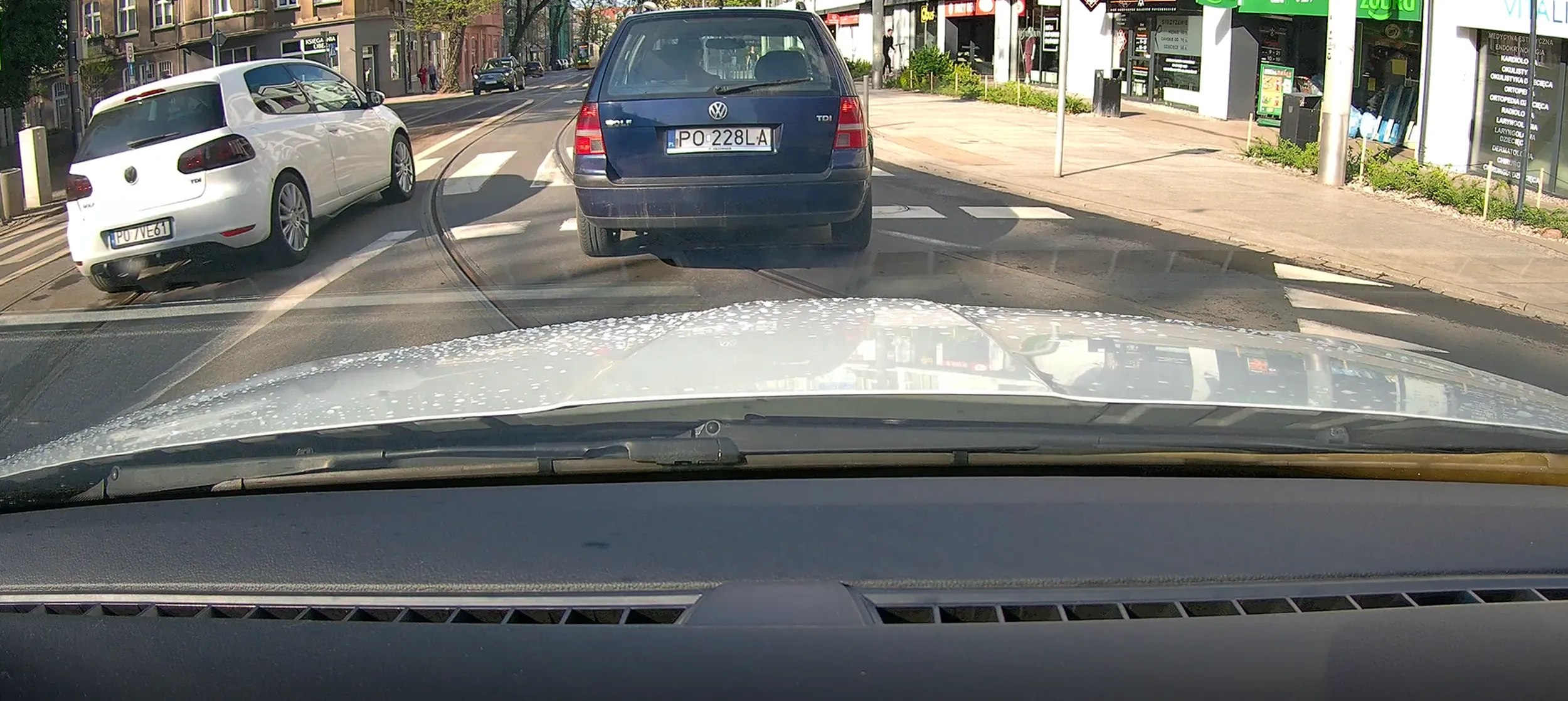 Stulejarz wyprzedza na pasach i skrzyżowaniu, prawie potrącił pieszego. Sprawa już zgłoszona na policję. Mam nadzieję, że zabiorą mu prawko