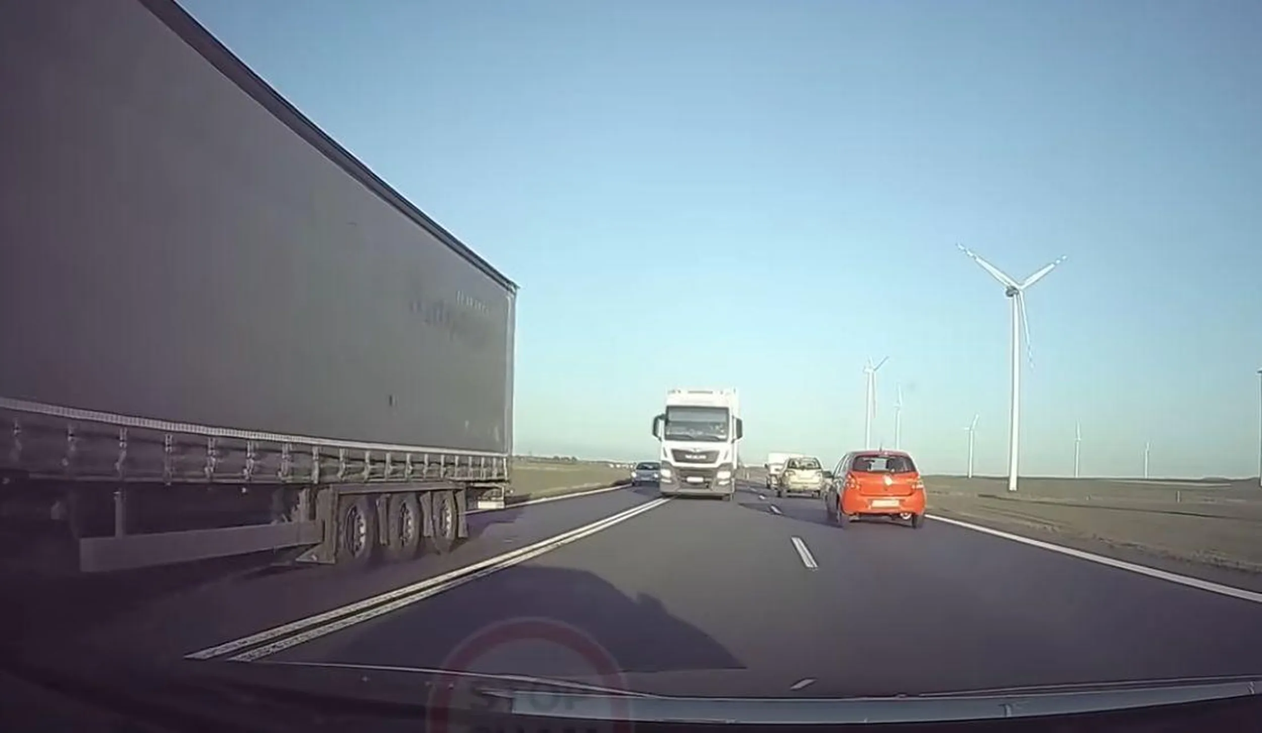 Wciska się dziad tirem na podwójnej ciągłej, spychając na bok prawidłowo jadących z naprzeciwka.