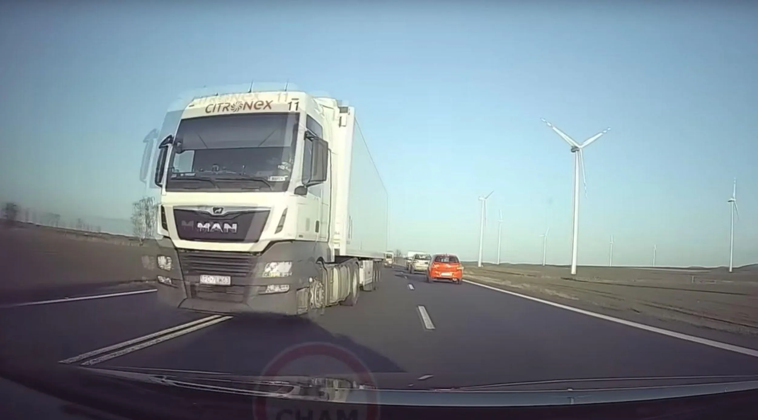 Wciska się dziad tirem na podwójnej ciągłej, spychając na bok prawidłowo jadących z naprzeciwka.