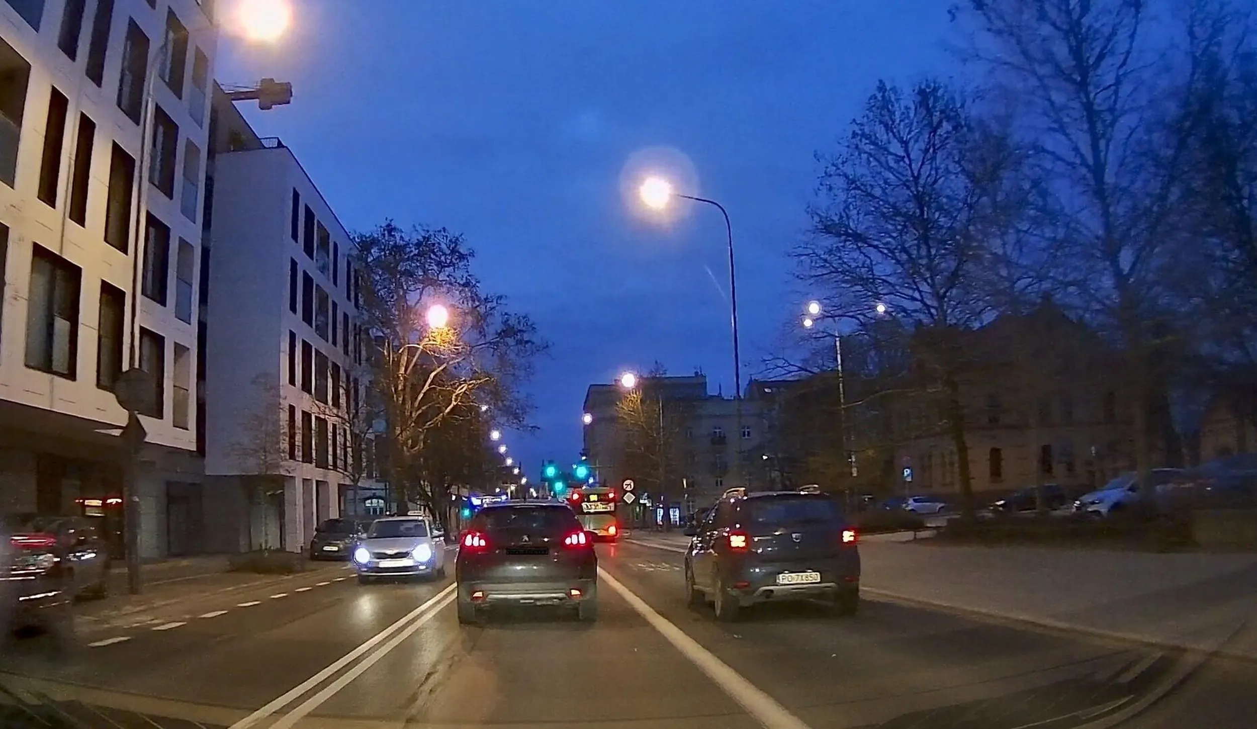 Wyprzedza auta jadąc buspasem.