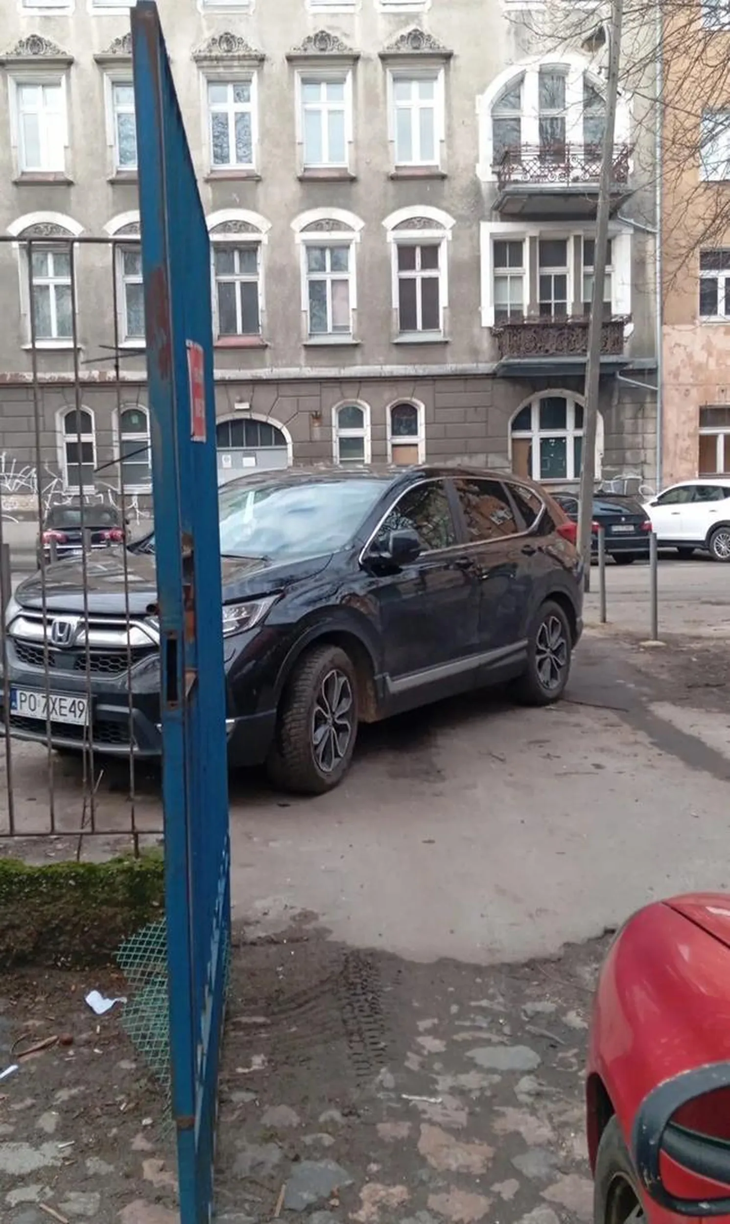 Parkuje w bramie Poznań Jeżyce