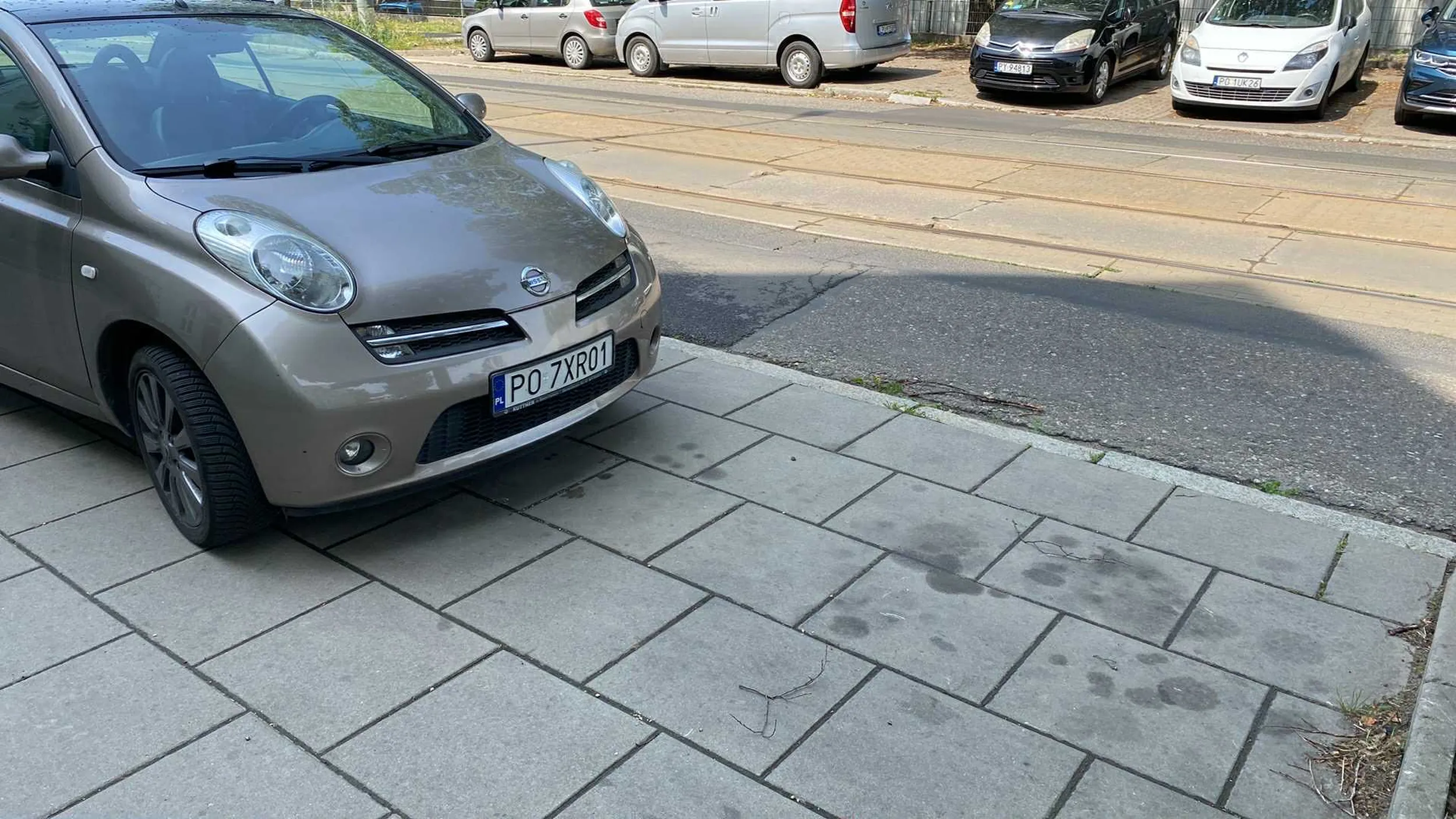 Kierowca nie umie parkować i powinien poprosić losową osobę z ulicy żeby parkowała za niego