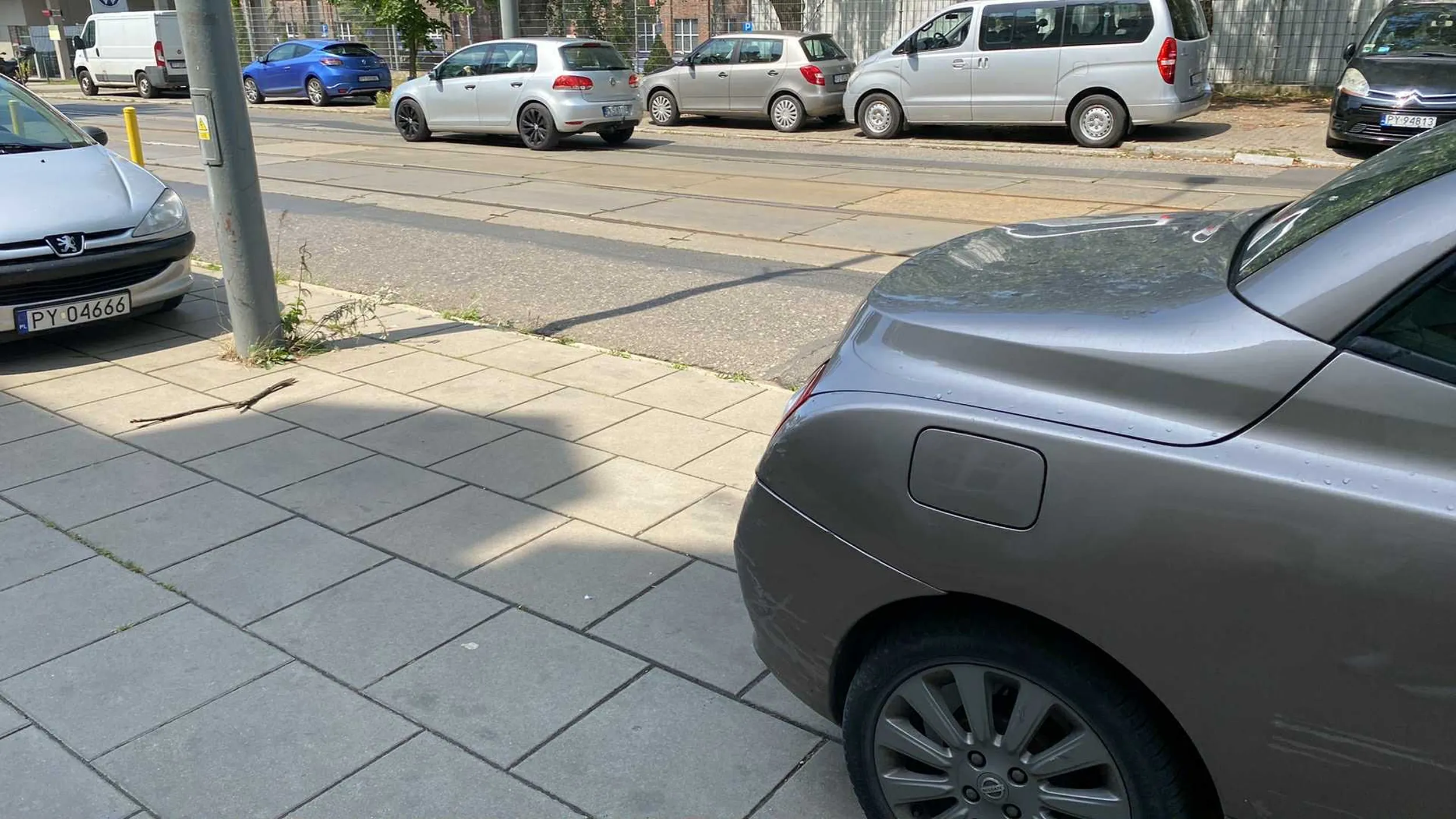 Kierowca nie umie parkować i powinien poprosić losową osobę z ulicy żeby parkowała za niego