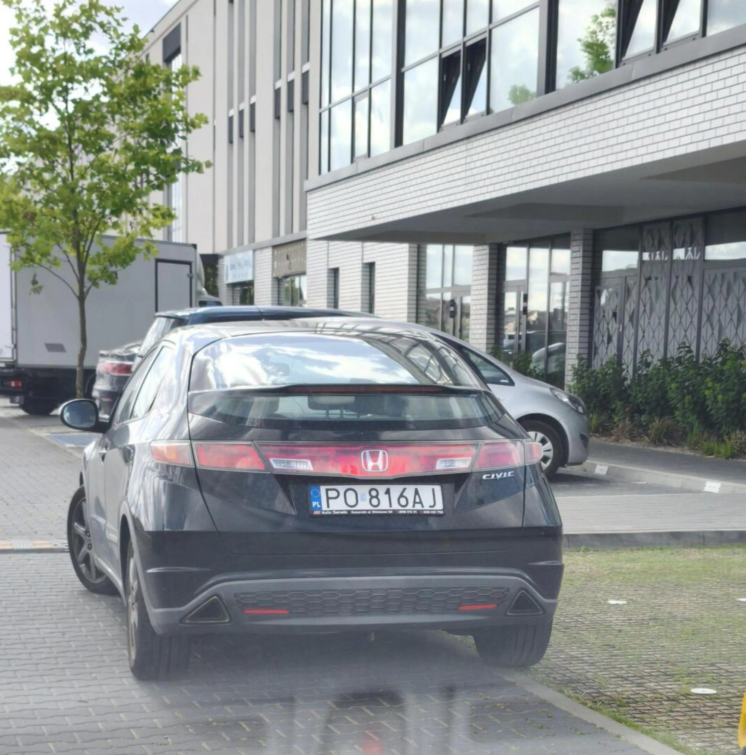 Niemal całkowity brak wolnych miejsc w okolicy, a fujara zablokuje 2 miejsca, zamiast w jednym po prostu zaparkować!