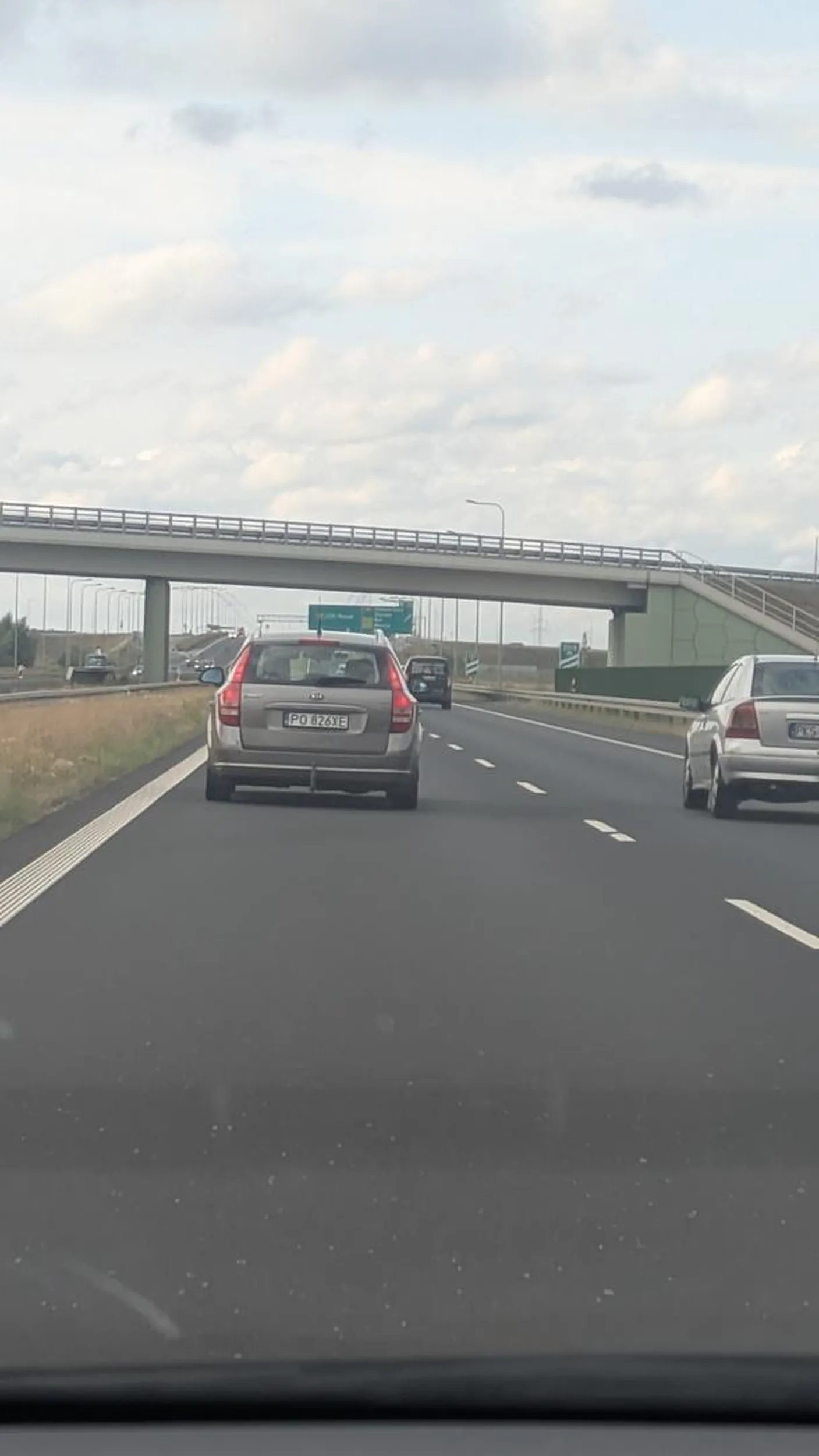 Pirat na S5 z środkowy palcem w górze,  migający światłami bo 120 na lewym pasie to za wolno.