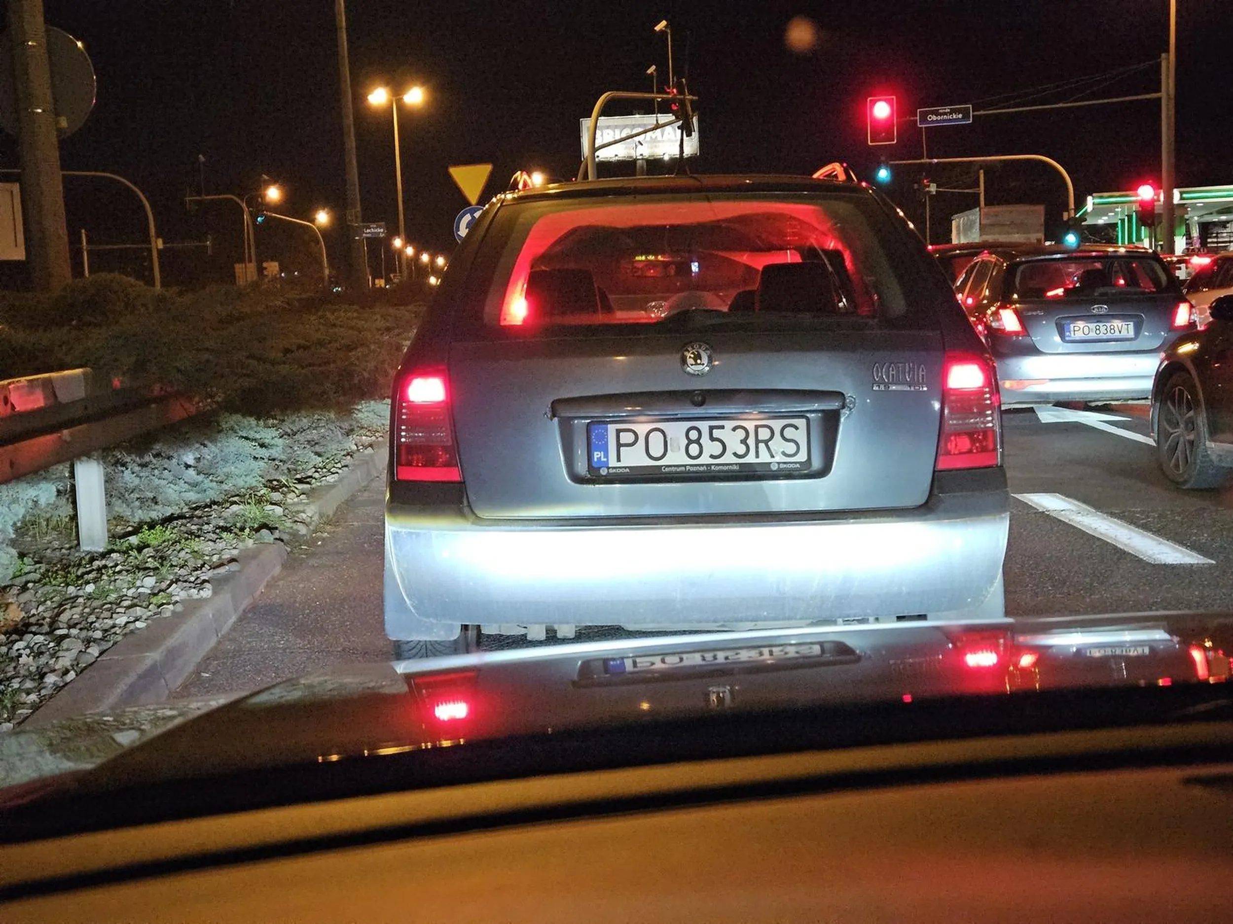 Baran lata po miescie ponad 120km/h w zatlocoznych miejscach i skacze po pasach bez kierunkow spychajac z drogi.