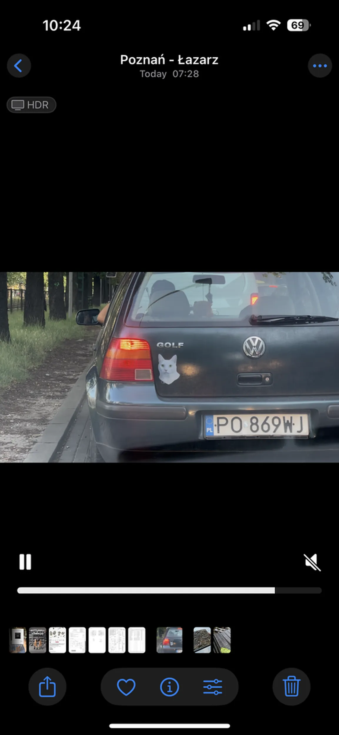 Nie dość, że pali papierosy w aucie, w którym wiezie dzieciaka, to jeszcze pety wyrzuca za okno