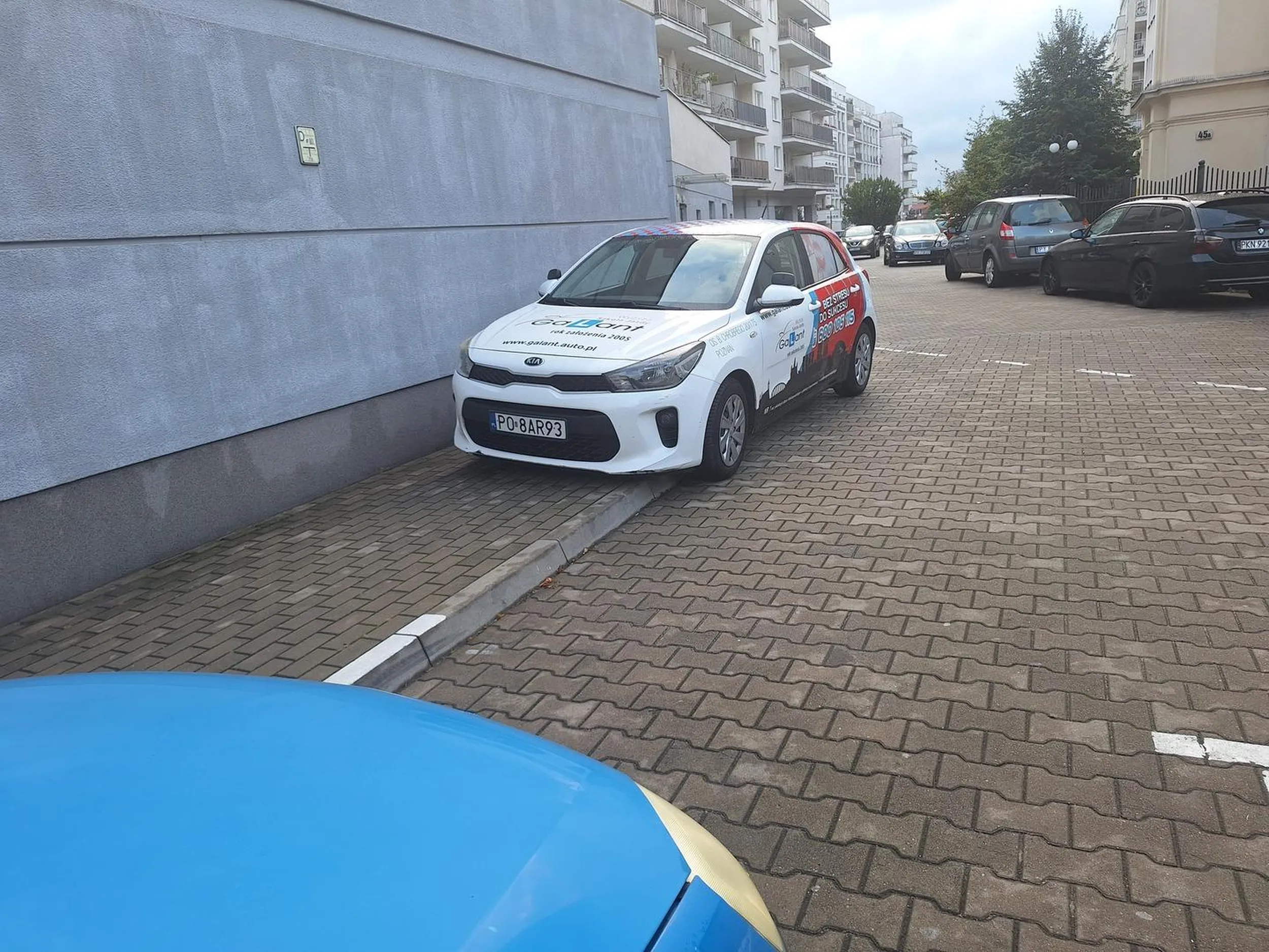 Nauka jazdy, a sam zastawia chodnik na wyjściu z osiedla parkując... nie korzystałbym z usług takiej "szkoły jazdy"