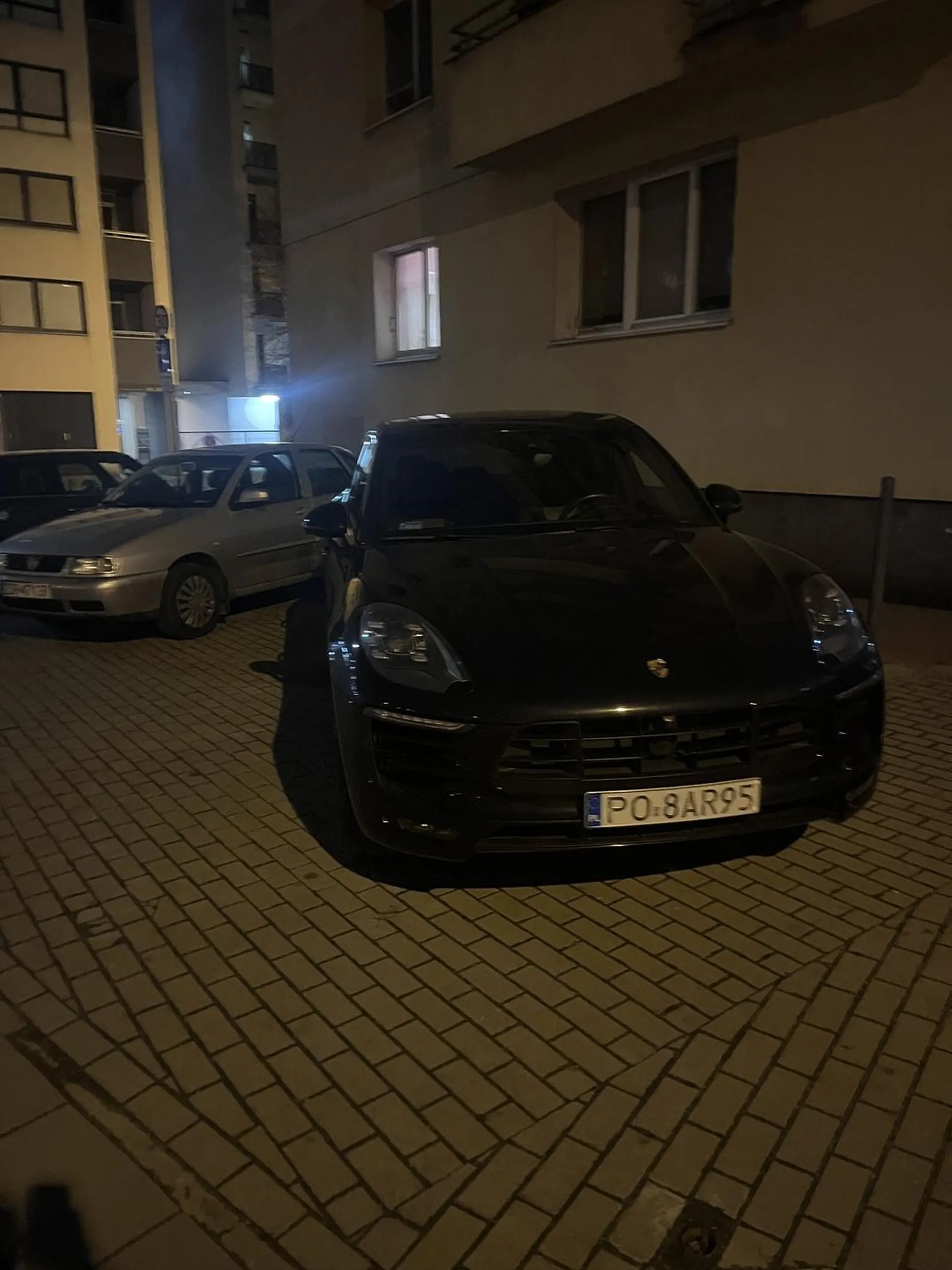 Parkowanie w taki sposób na miejscach prywatnych i przeznaczonych dla mieszkańców. Prawo jazdy znalezione w Cheetosach