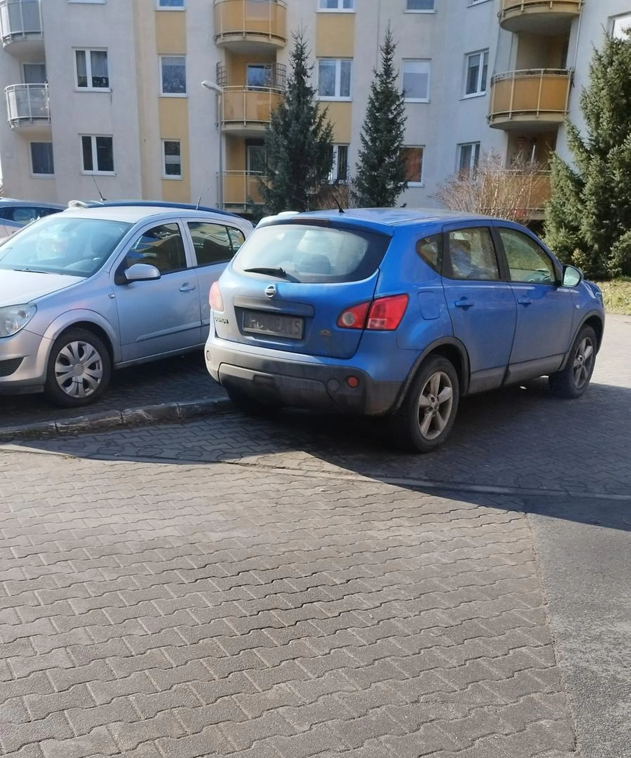 Duze problemy z parkowaniem i znow blokuje przejazd na parking