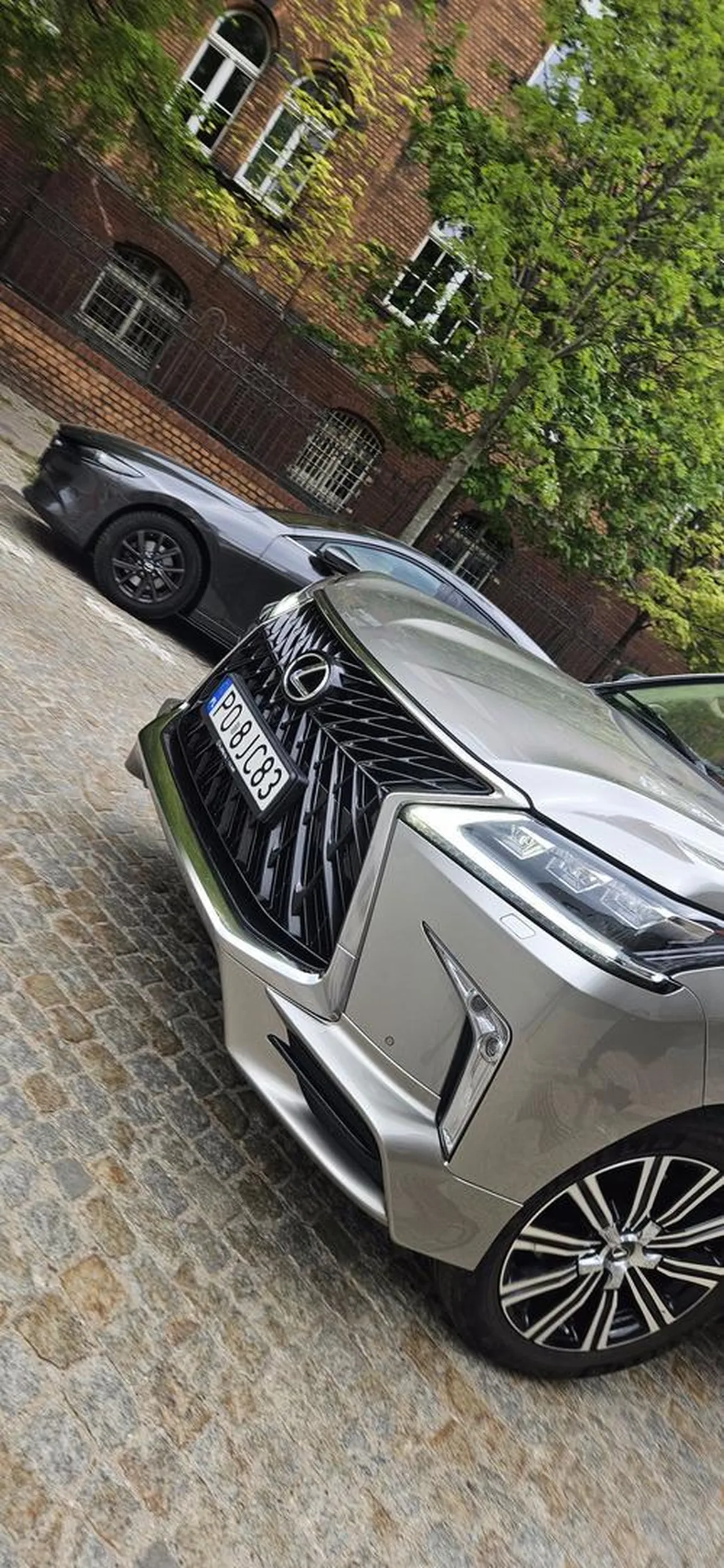 Człowiek jeździ za ludźmi po sprzeczce słownej i nagrywa ich bez zgody mówiąc obraźliwe rzeczy i grożąc człowiekowi