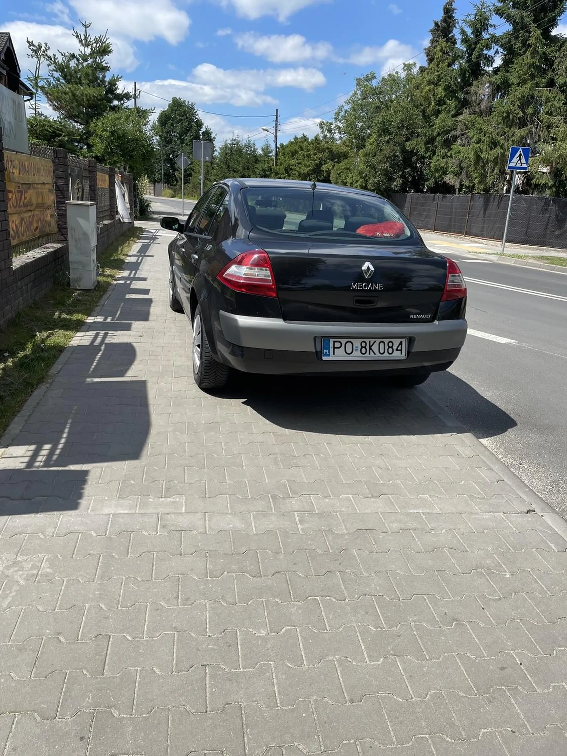 Mistrz parkowania na chodniku. Jak ma matka przejechać z dzieckiem albo osoba na wózku ? Gdzie przepisowe 1.5 metra? Nie pozdrawiam