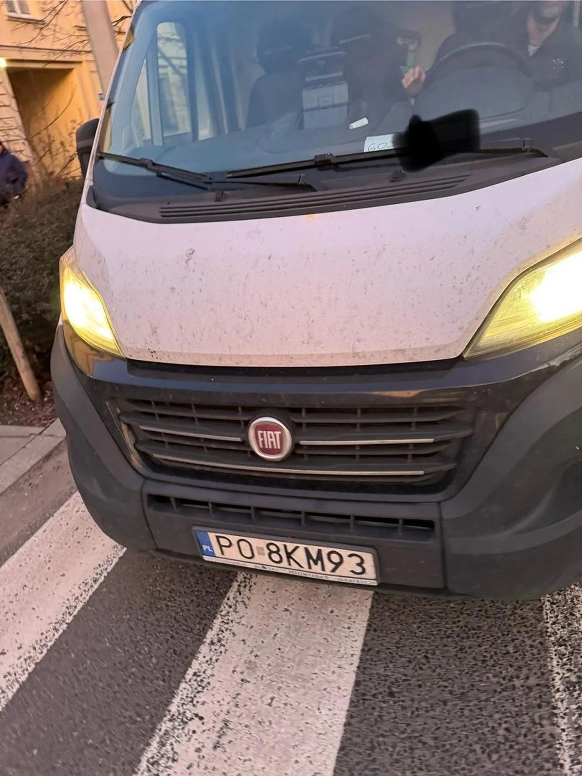 Kierowca totalny psychopata, próbował mnie potrącić na przejściu dla pieszych. W momencie gdy znajdowałem się na wysokości jego maski gwałtownie przyspieszył i zatrzymał się 10 cm ode mnie. Łatwo w Internecie znaleźć informację że typ prowadzi klub sportowy dla dzieci w Skórzewie. Może warto przestrzec rodziców komu powierzają swoje pociechy?