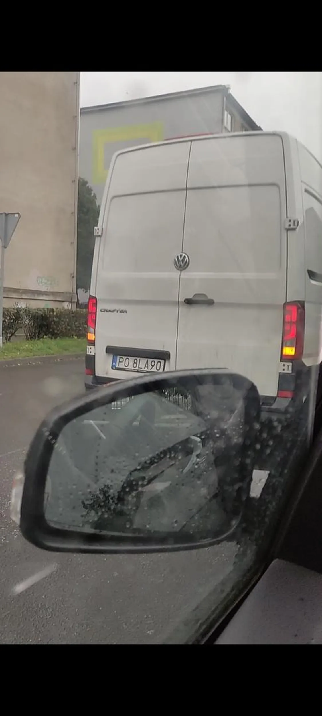 Kierowca chory psychicznie, wychodzi z samochodu obraża od najgorszych i chce pokazać swoją rację rękoczynami