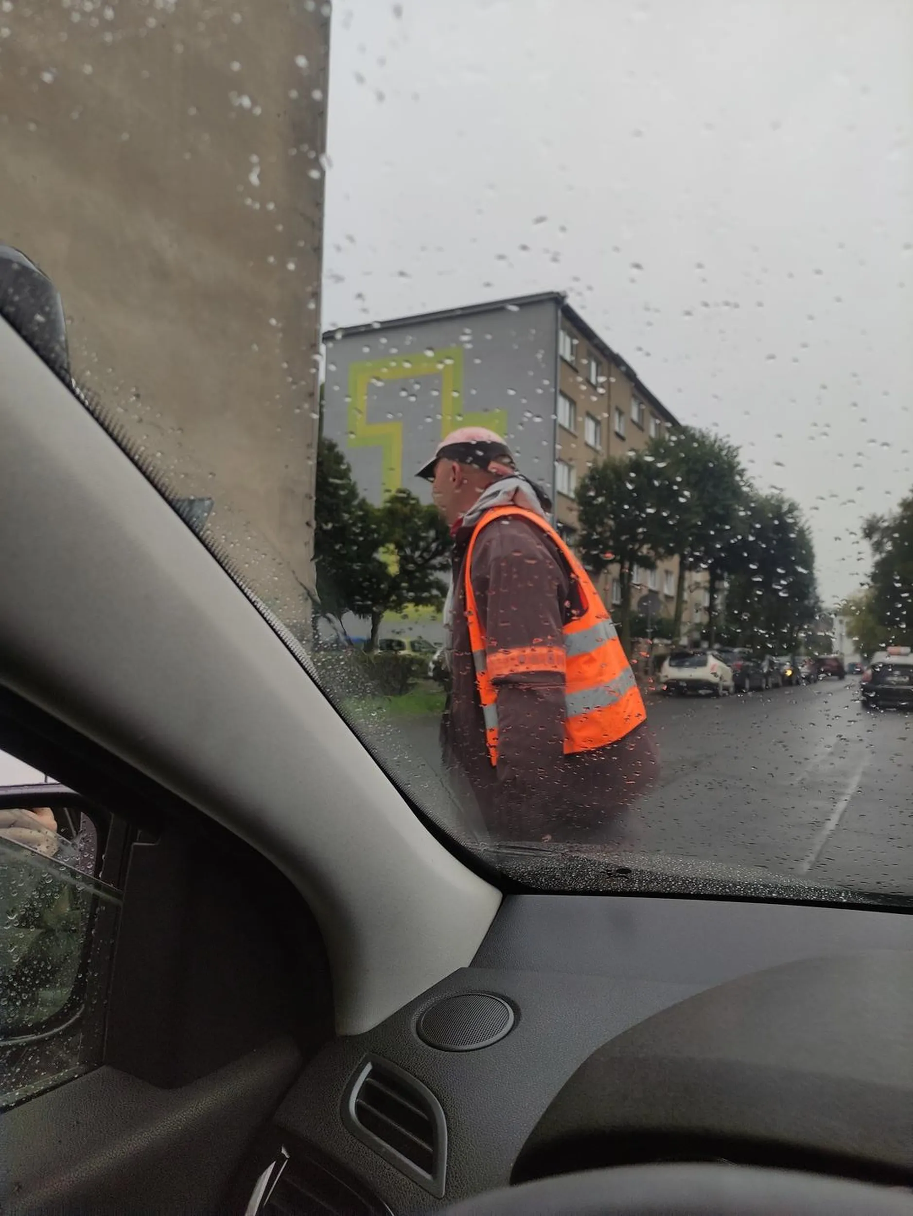 Kierowca chory psychicznie, wychodzi z samochodu obraża od najgorszych i chce pokazać swoją rację rękoczynami