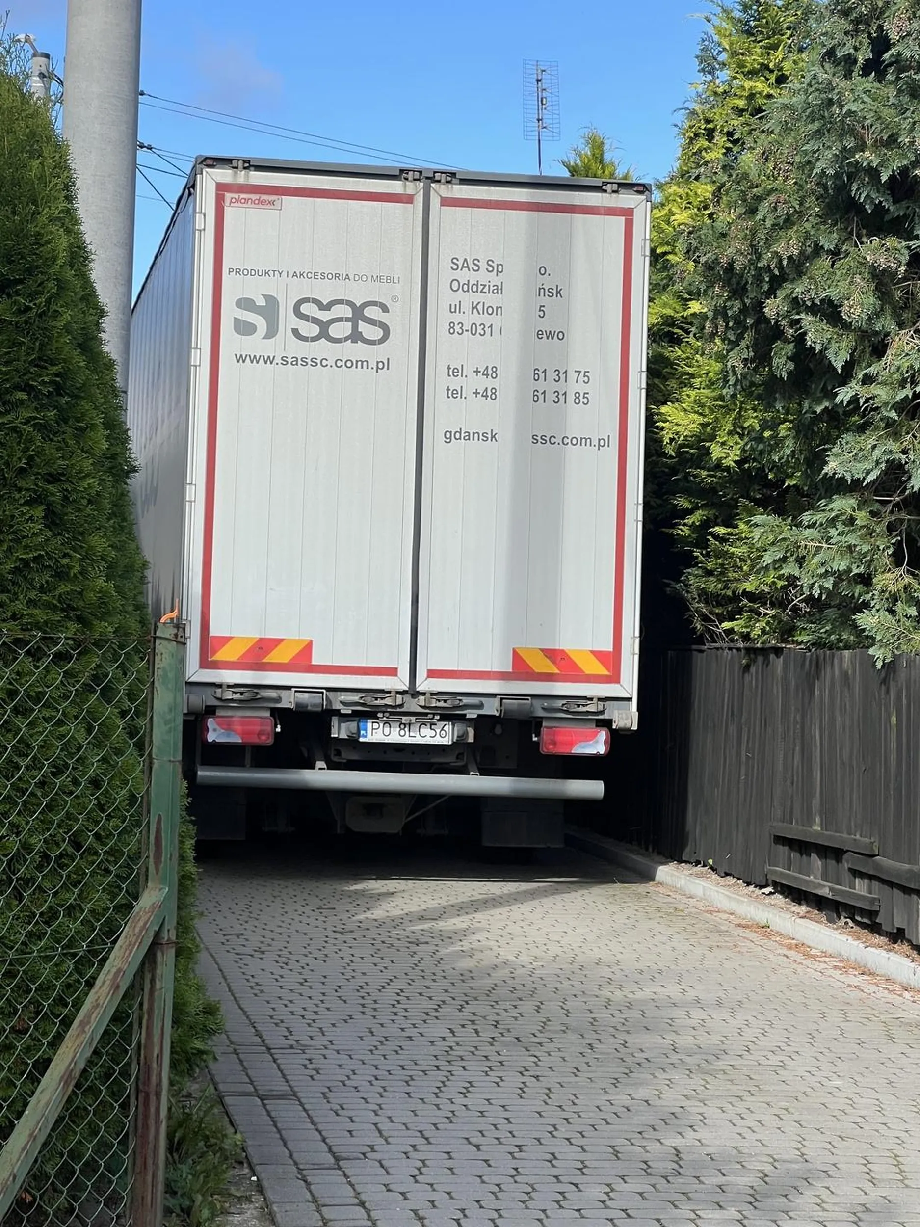 Blokuje wyjazd z posesji jednej z firm, mimo że jest dużo miejsca by wjechać wgłąb ( nie dość że bliżej do rozładunku to jeszcze byłoby przejście ), na zwrócenie uwagi zareagował bezczelnością, chamskim tekstem typu "można próbować" i ignorancją, po prostu chyba pan nie ma wystarczających umiejętności by cofnąć bardziej :), wspomnę tylko że nie chodzi o brak miejsca na wyjechanie autem z tego miejsca, tylko aby PRZEJŚĆ.