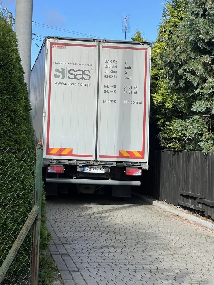 Blokuje wyjazd z posesji jednej z firm, mimo że jest dużo miejsca by wjechać wgłąb ( nie dość że bliżej do rozładunku to jeszcze byłoby przejście ), na zwrócenie uwagi zareagował bezczelnością, chamskim tekstem typu "można próbować" i ignorancją, po prostu chyba pan nie ma wystarczających umiejętności by cofnąć bardziej :), wspomnę tylko że nie chodzi o brak miejsca na wyjechanie autem z tego miejsca, tylko aby PRZEJŚĆ.
