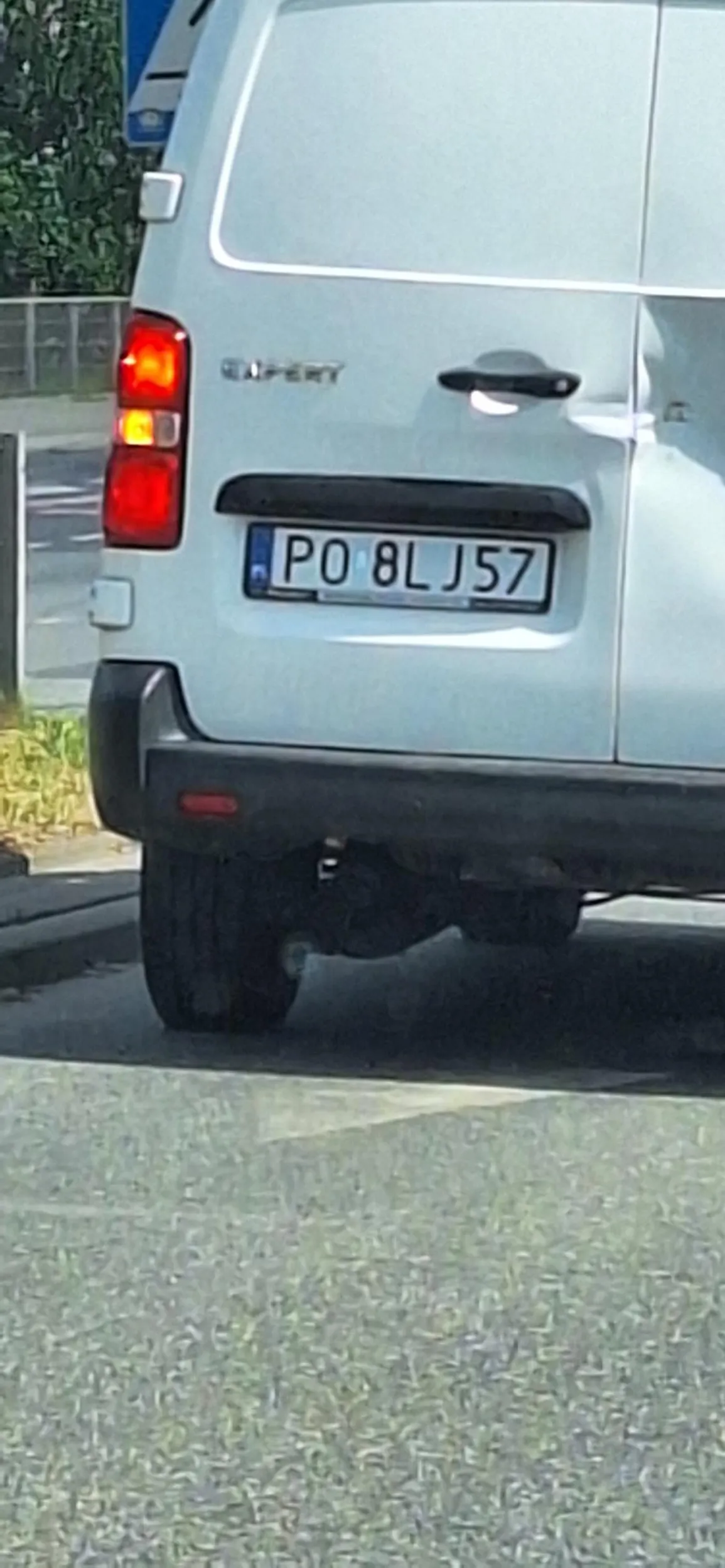 Kierowca pojazdu Peugeot Expert biały nagminnie wymusza pierwszeństwo na pasach, zmienia pasy bez kierunkowskazów, nagle wyprzedza i gwałtownie hamuje, próbuje naciągnąć na uszkodzone drzwi w swoim samochodzie. Proponuje uważać bo jeździ bardzo agresywnie