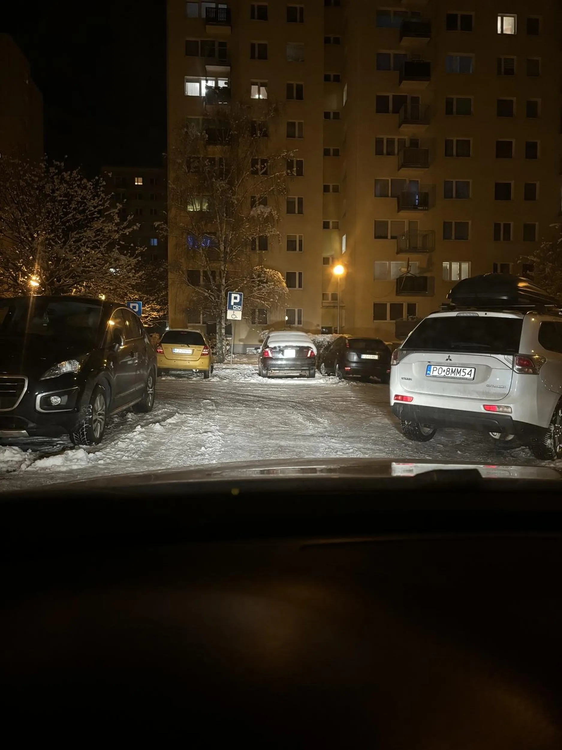 Naucz się parkować cymbale, mało brakowało żebyś miał tego złoma przestawionego, w Poznaniu też tak parkujesz ?