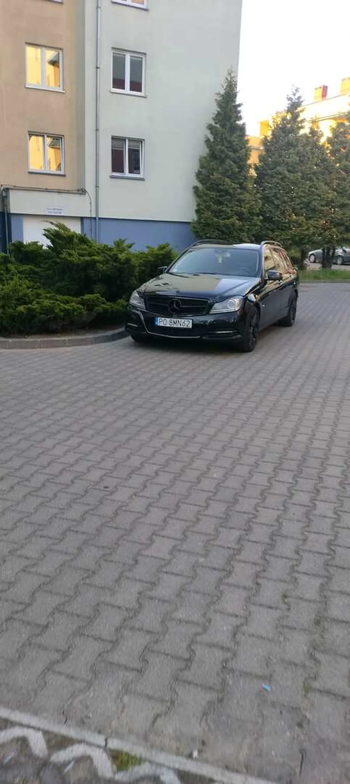 Na siłke kark podjeżdża samochodem ? a zaparkować poprawnie nie potrafi