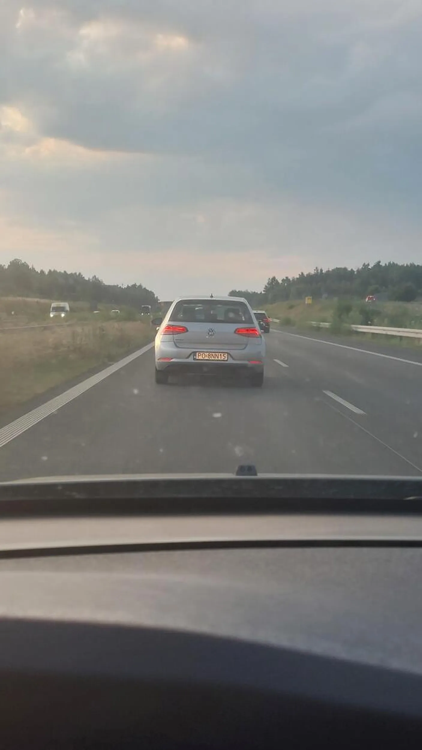 Wymusza awaryjne hamowanie, zjeżdżając na lewy pas przed maska i bez przyspieszenia.