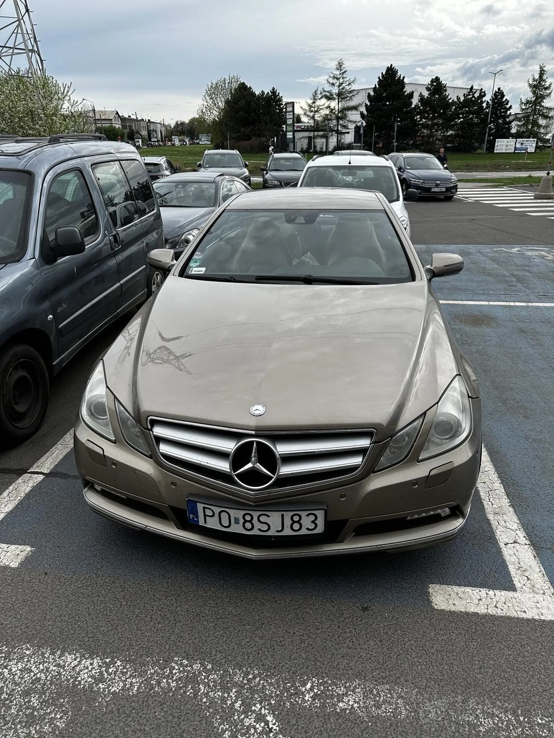 Pan pochodzenia romskiego stawia auta na kopercie dla inwalidów pod galerią górecka w Poznaniu