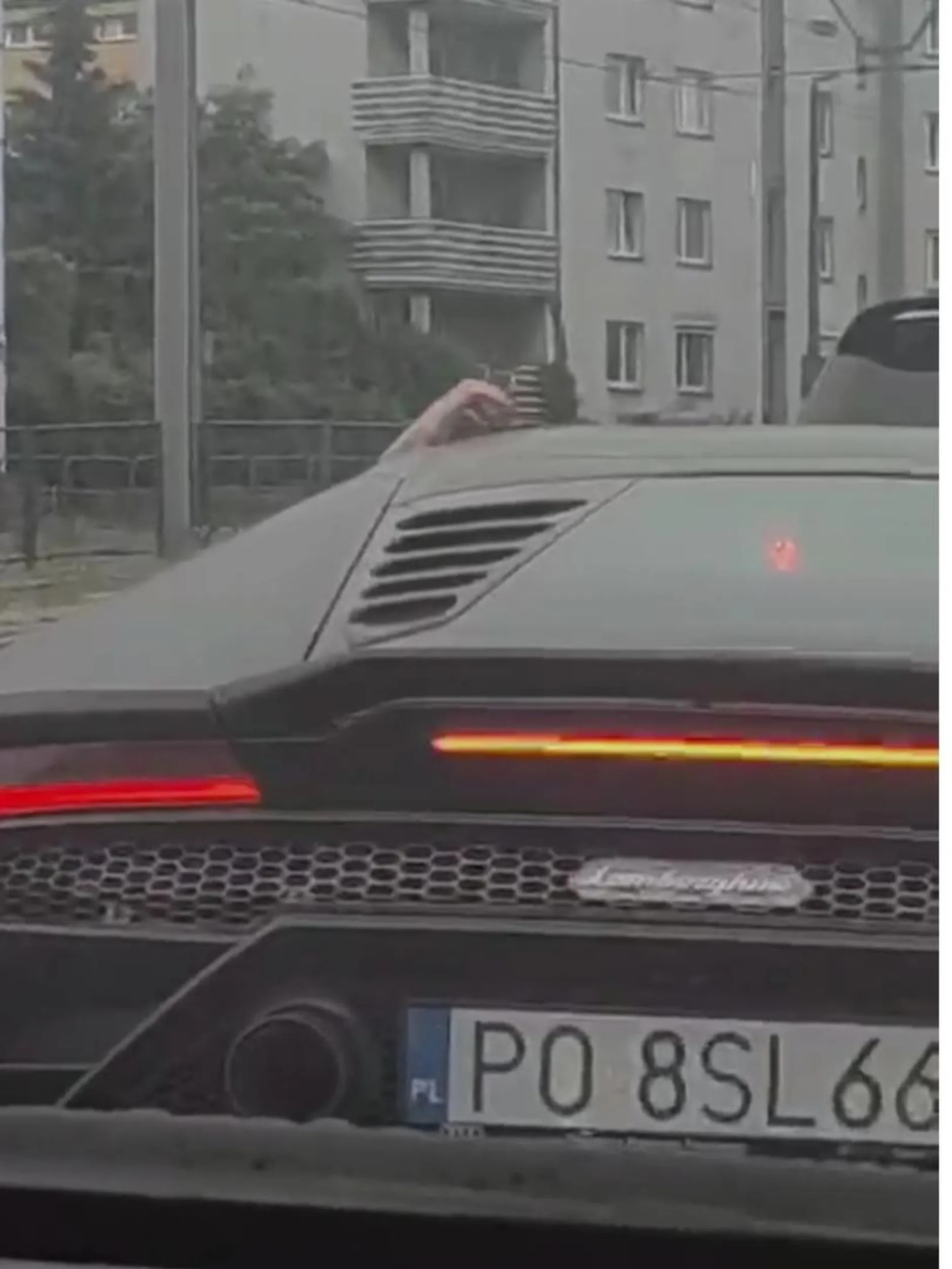 Ładnie gra palcami na samochodzie, polecam kierowcę ?