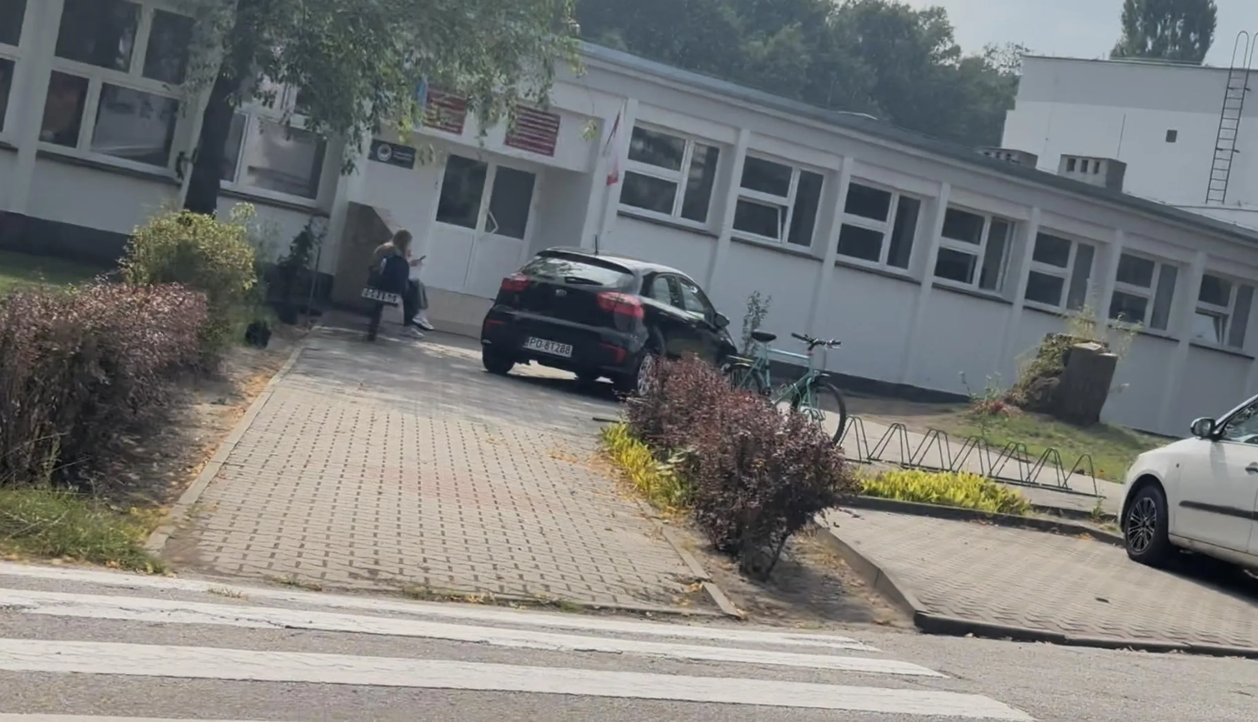 Auto kadry szkoły podstawowej katolickiego stowarzyszenia wychowawców w Poznaniu ul Mińska - od lat, codziennie, śmierdzący leń jeździ wzdłuż pasów dla pieszych, po chodniku, blokuje wejście do szkoły, bo nie chce mu się przejść 10 metrów z parkingu.