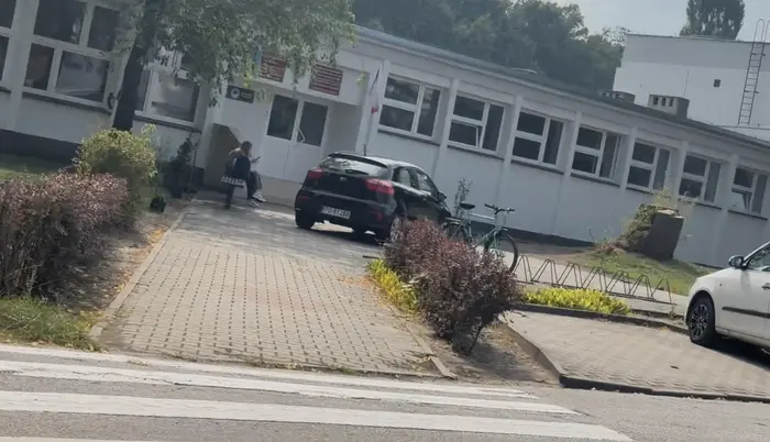 Auto kadry szkoły podstawowej katolickiego stowarzyszenia wychowawców w Poznaniu ul Mińska - od lat, codziennie, śmierdzący leń jeździ wzdłuż pasów dla pieszych, po chodniku, blokuje wejście do szkoły, bo nie chce mu się przejść 10 metrów z parkingu.