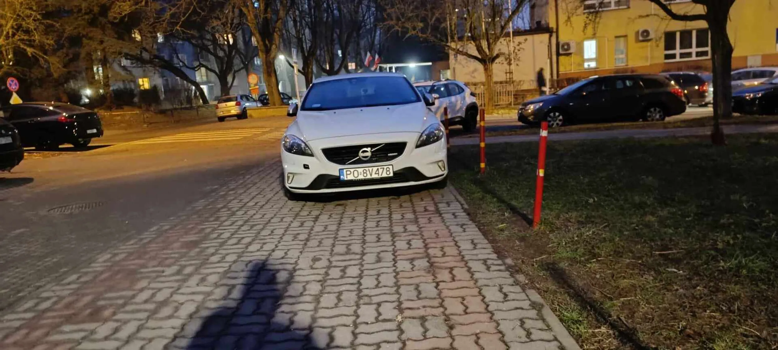 Parkowanie na chodniku nie zostawiając 1,5 metra.