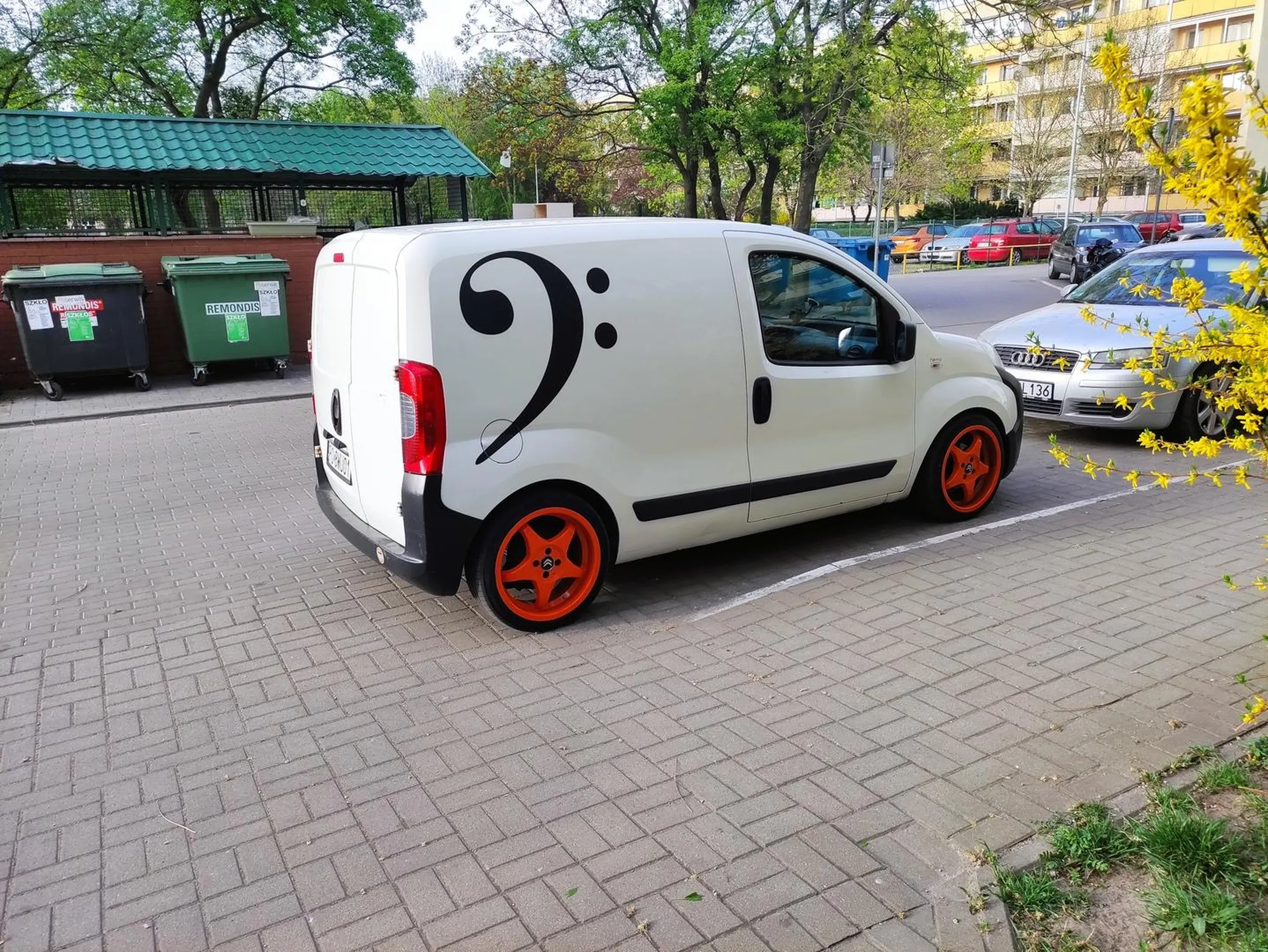 Ja rozumiem, że można głośno słuchać muzyki w aucie, ale te basy, to jest mocna przesada! Jak to auto przejeżdża pod moim domem, to mi szklanki dzwonią w szafie! Czy właściciel tego auta słyszy np. nadjeżdżającą karetkę na sygnale?