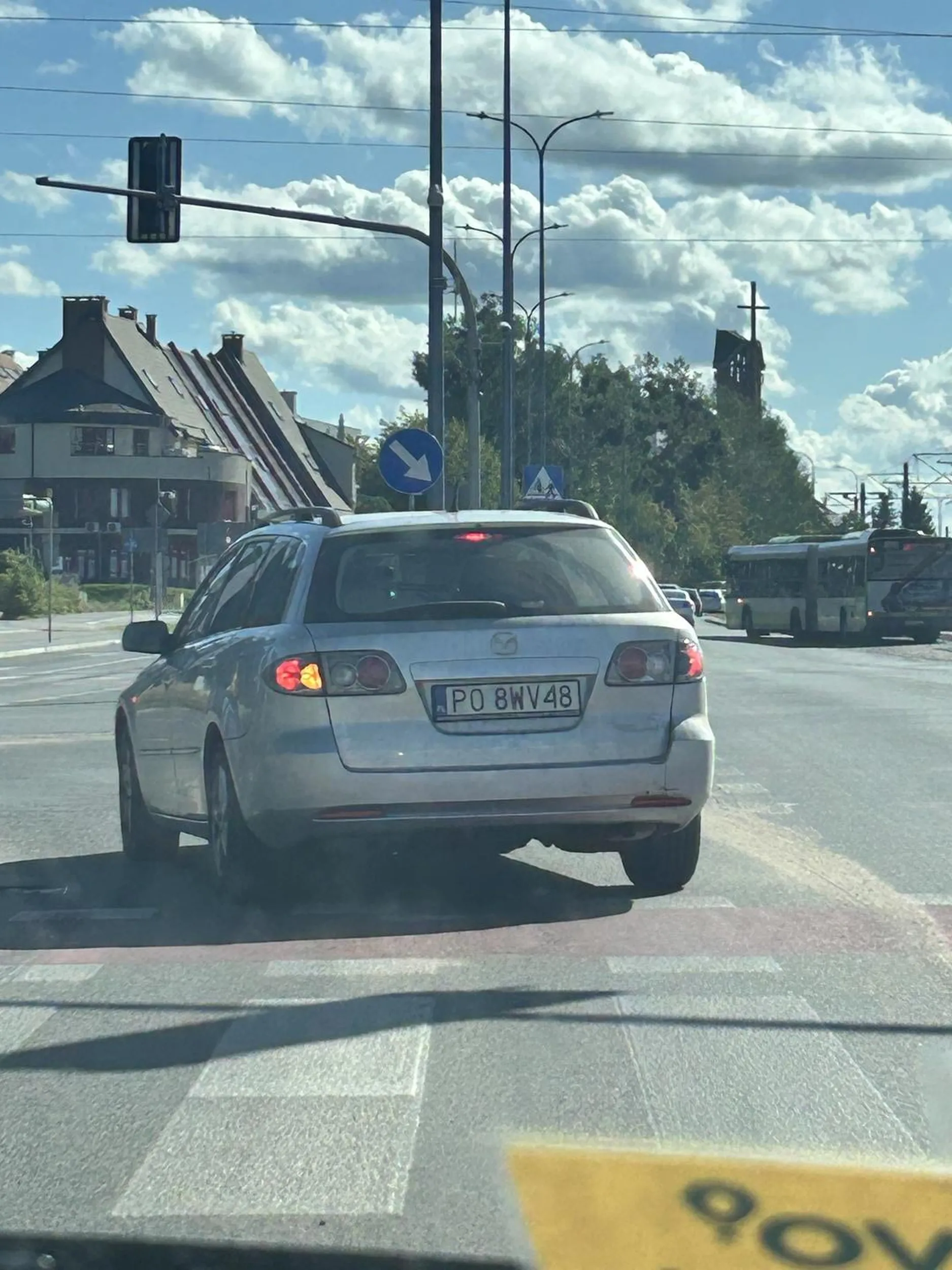 Skręca z pasa do jazdy prosto i zasłania Passata b3