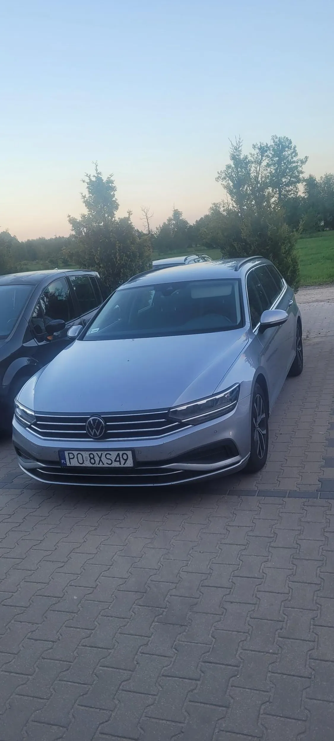 Kierowca nie potrafi się pogodzić z dzieleniem jezdni z rowerzystami. Mija rowerzystów na tak zwaną gazetę. Kiedyś kogoś zabije.