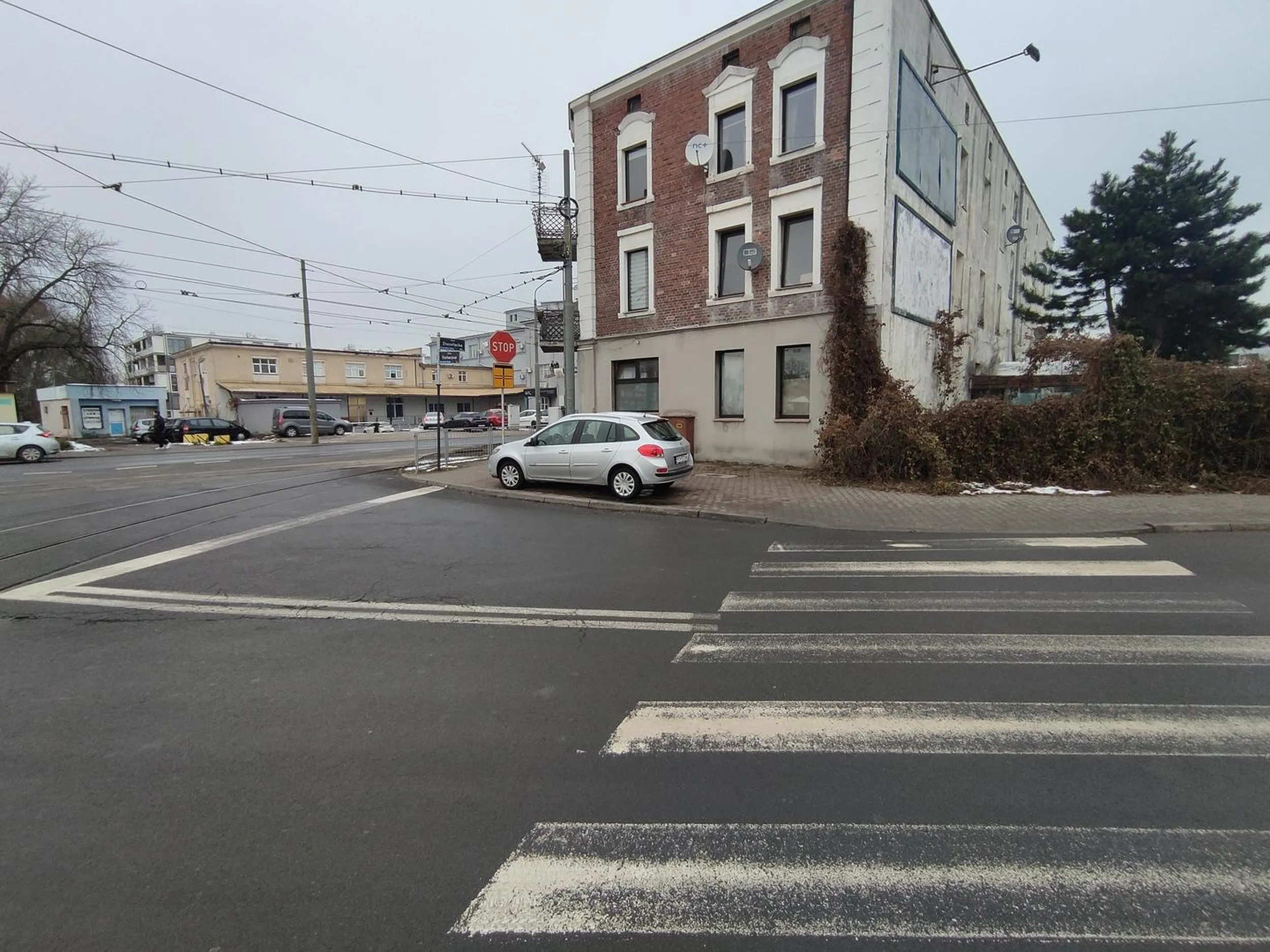 Parkowanie w odległości mniejszej niż 10 m od PDP oraz skrzyżowania!