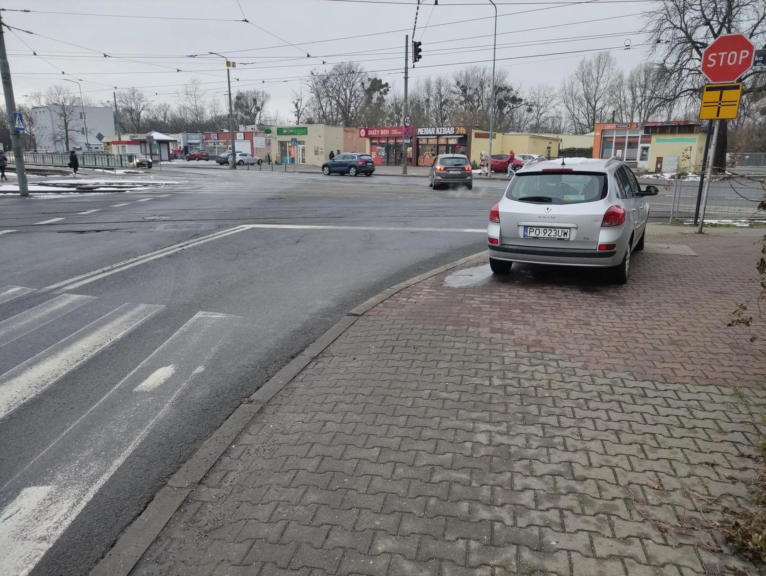 Parkowanie w odległości mniejszej niż 10 m od PDP oraz skrzyżowania!