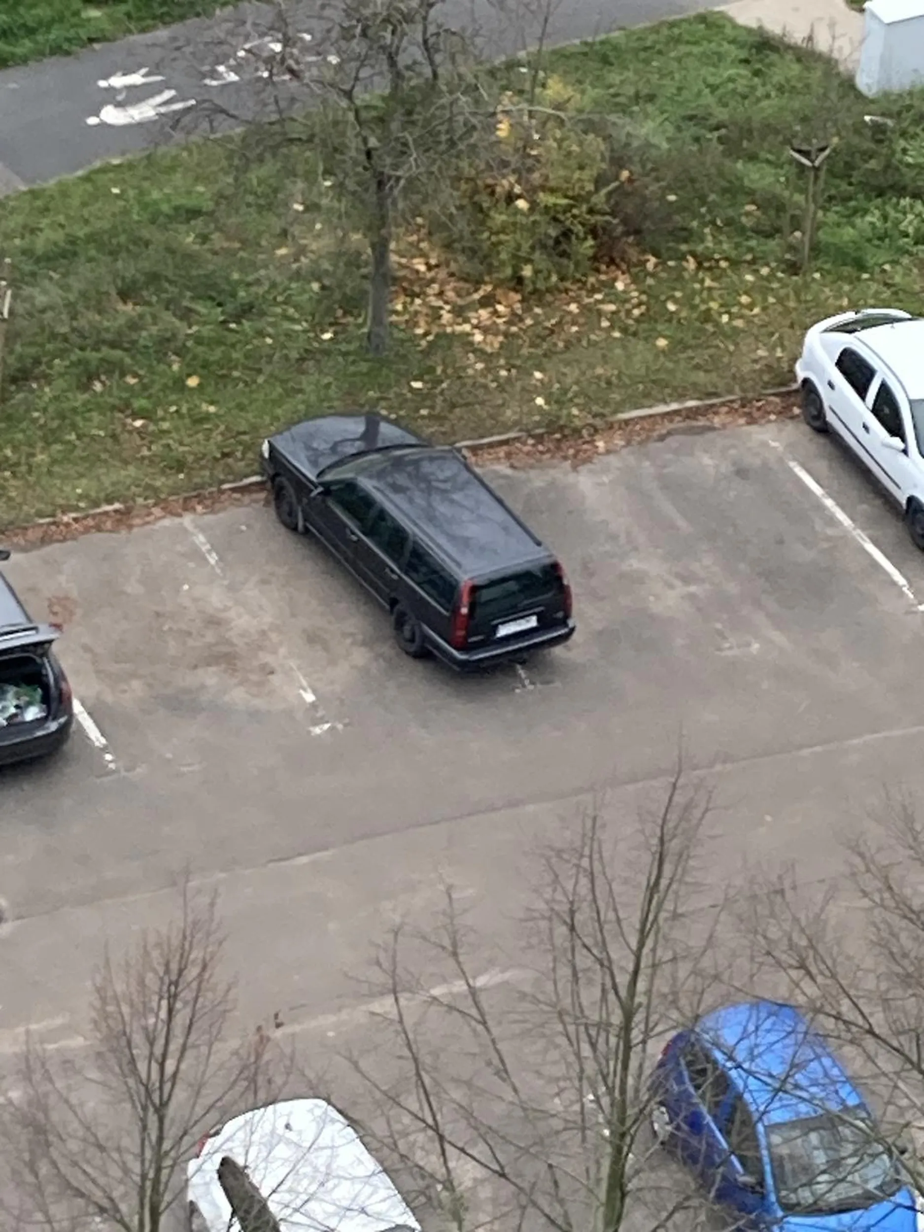 Zaparkowane auto na środku (myślę tylko o sobie) stoi tak kilka dni?