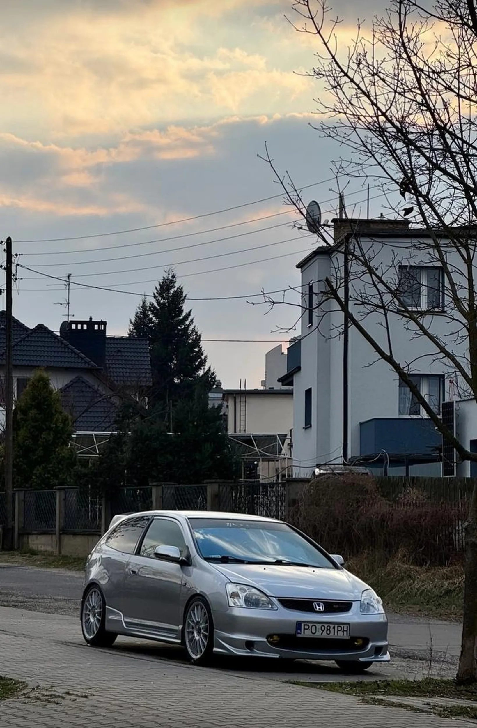 Nie umie jeździć. Szpanuje starą hondą z 1.4 silnikiem