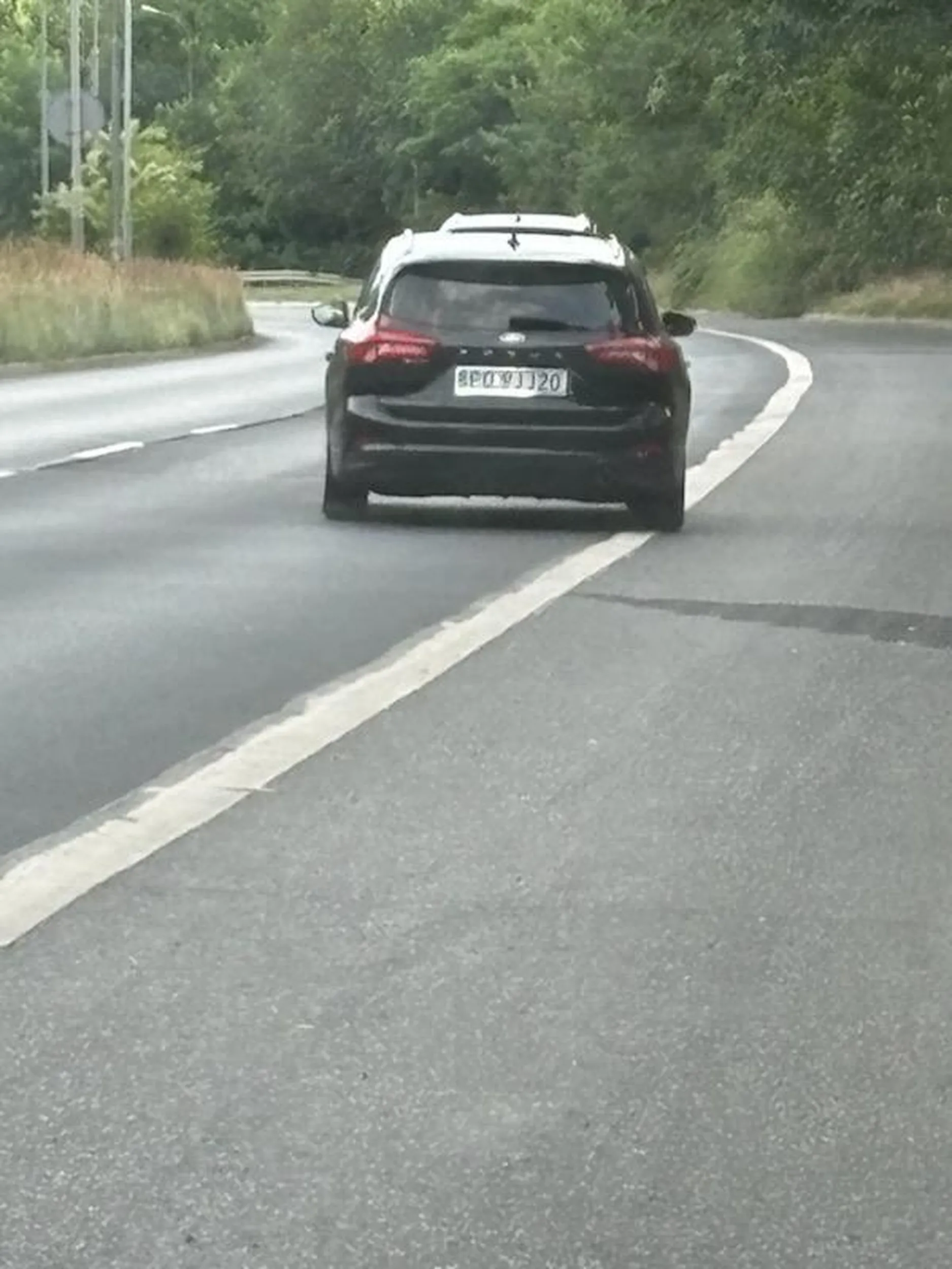 Gość jechał za mną i nim zdążyłem zjechać całkiem z pasa już na chama się wciskał przez co pojawił się w martwej strefie lusterka i go nie miałem szans zobaczyć. Zderzyliśmy się lusterkami po czym gdy zjechałem spokojnie wyjaśnić sytuację typ się na mnie rzucił, padło dużo gróźb, wulgarnych słów po czym zaczął mnie szarpać i podarł koszulkę. Ma ewidentne problemy z agresją a jego kobieta powiela te zachowania.