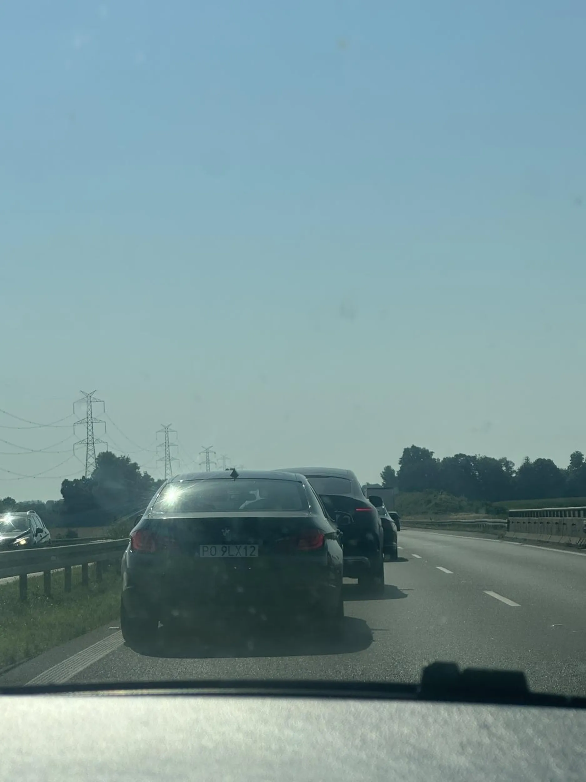 Kierowca czarnego BMW na drodze krajowej A4 ciśnie się na trzeciego, wyprzedza prawym jak i lewym pasem zajeżdżając przed maskę. Nie pozdrawiam, przez takich kierowców są wypadki i stoimy w korkach!